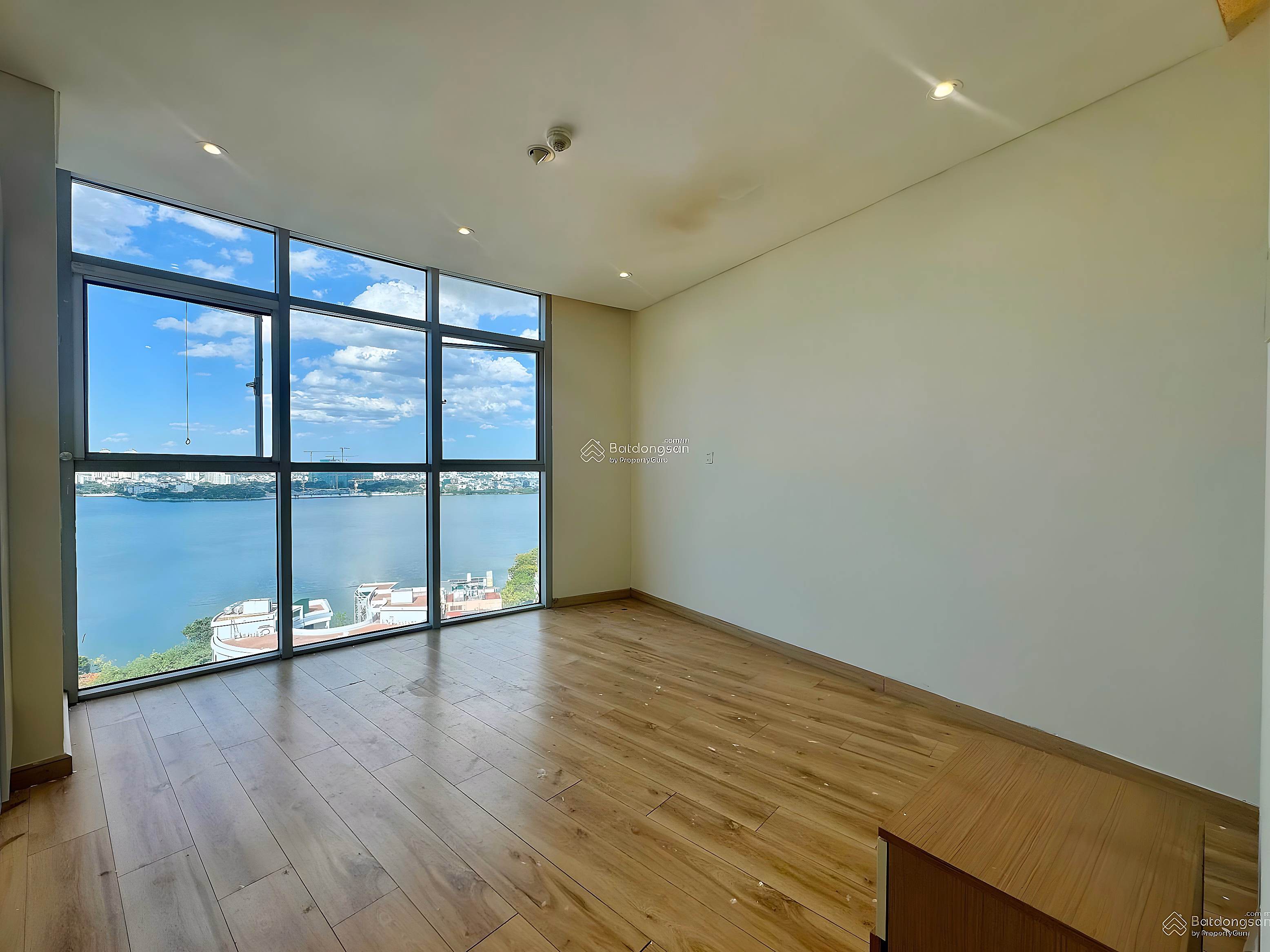 2 bedroom apartment, 130m2 wide, beautiful view of West Lake for rent immediately