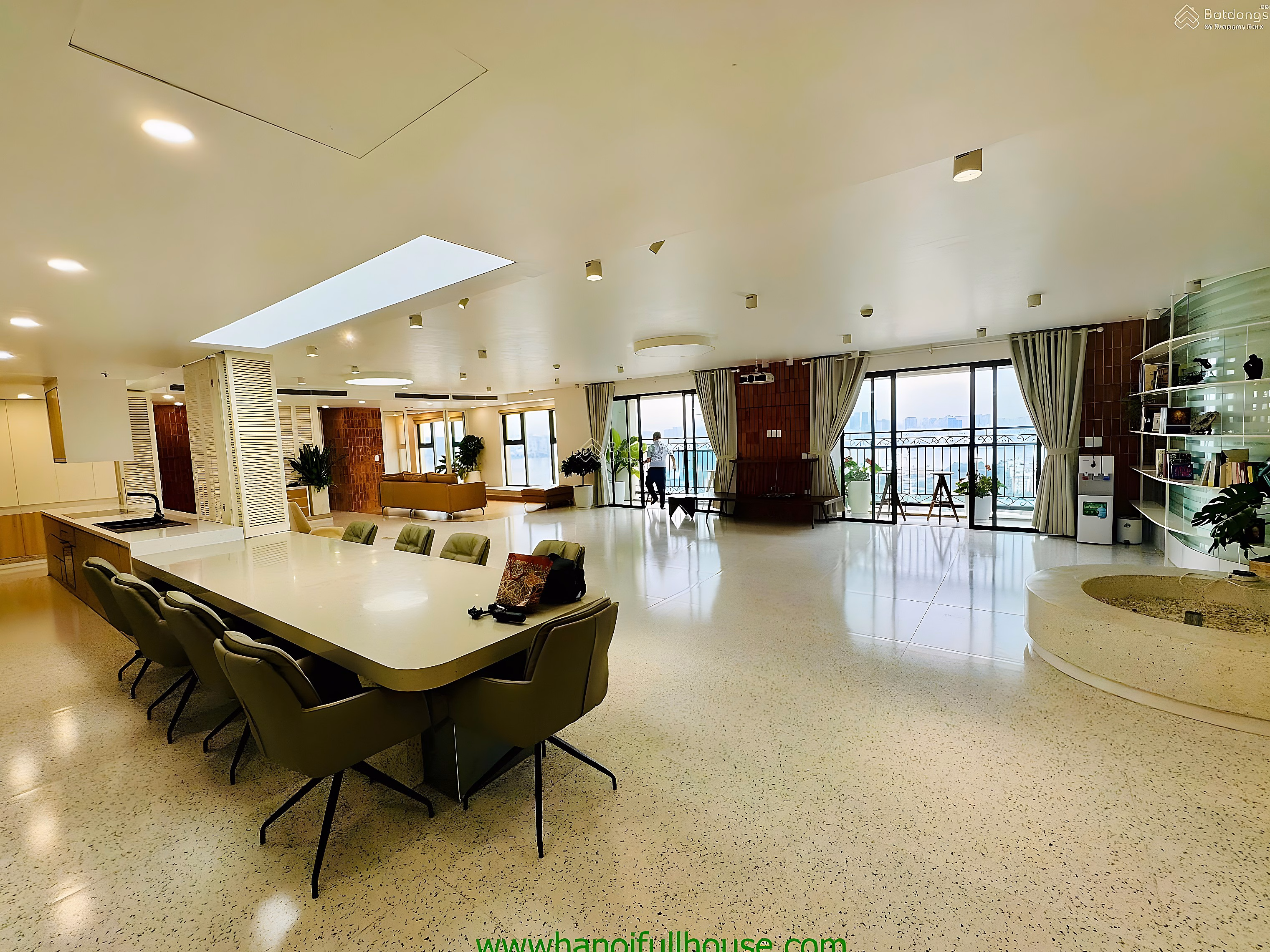 Apartment 310m2, 3 bedrooms, West Lake view, fully furnished in D'Le Roi Soleil Xuan Dieu building for VIP rent