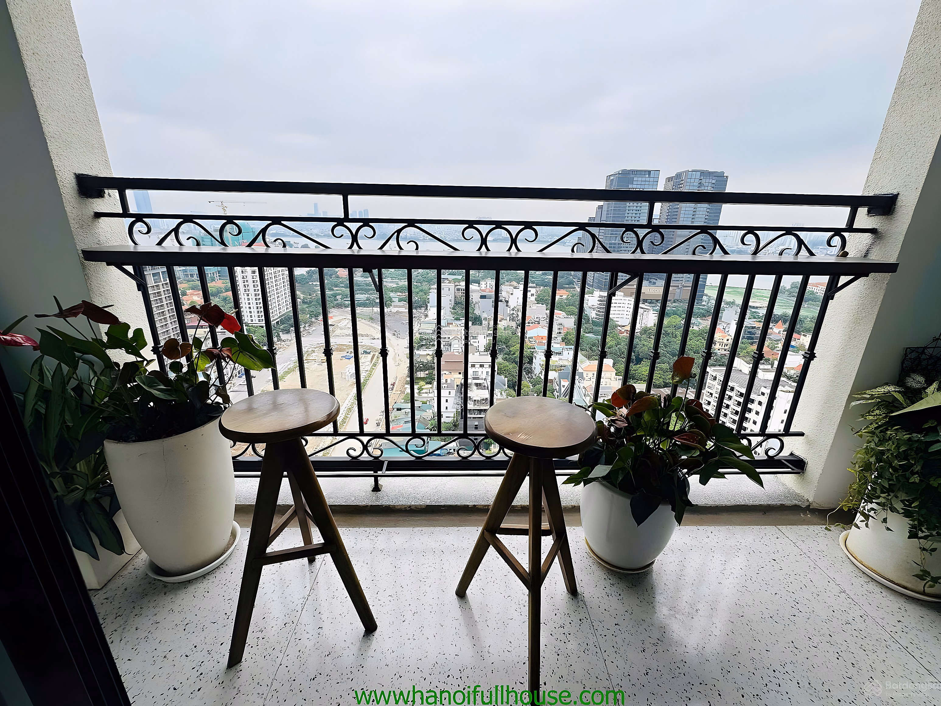 Apartment 310m2, 3 bedrooms, West Lake view, fully furnished in D'Le Roi Soleil Xuan Dieu building for VIP rent