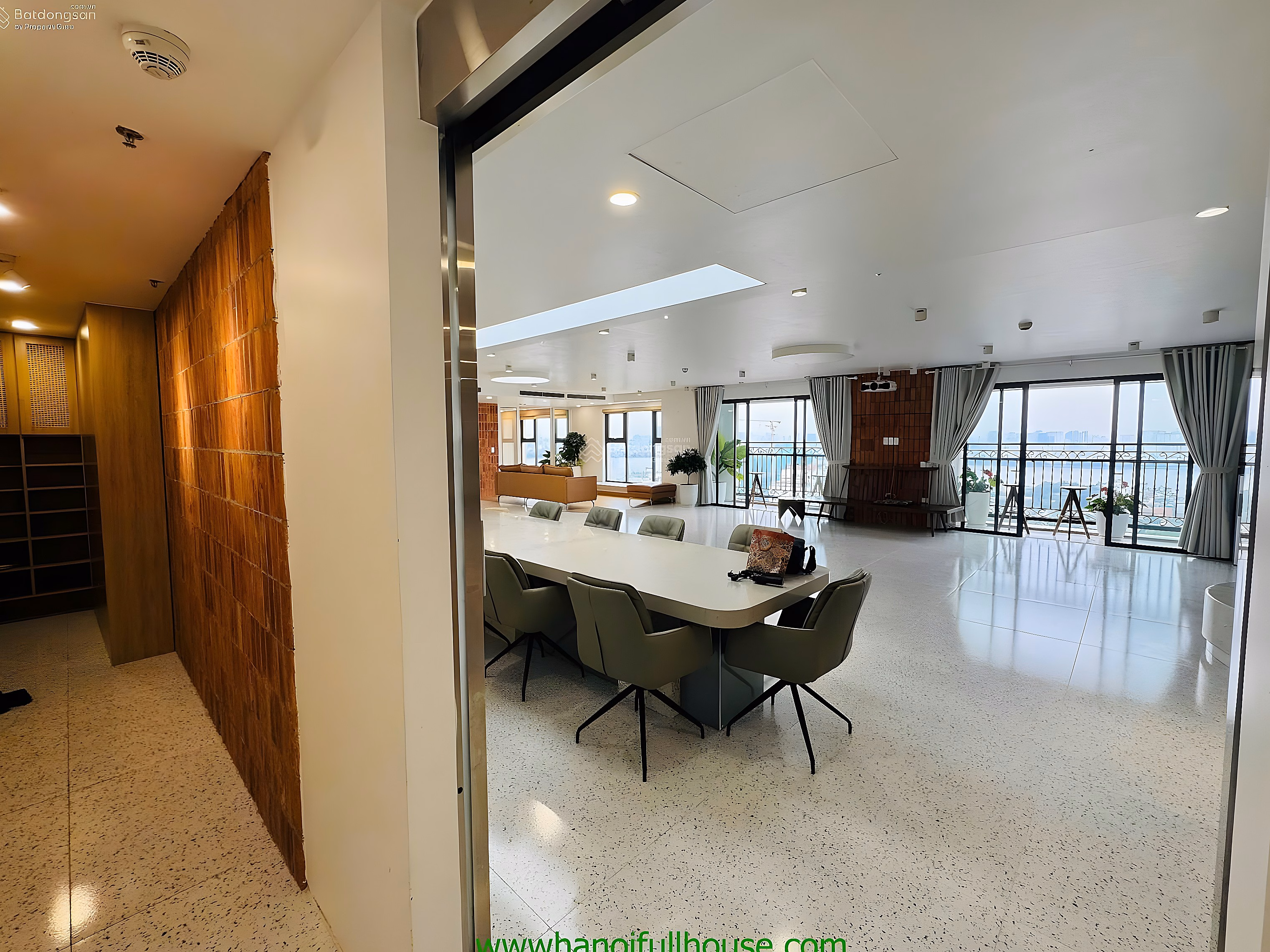 Apartment 310m2, 3 bedrooms, West Lake view, fully furnished in D'Le Roi Soleil Xuan Dieu building for VIP rent