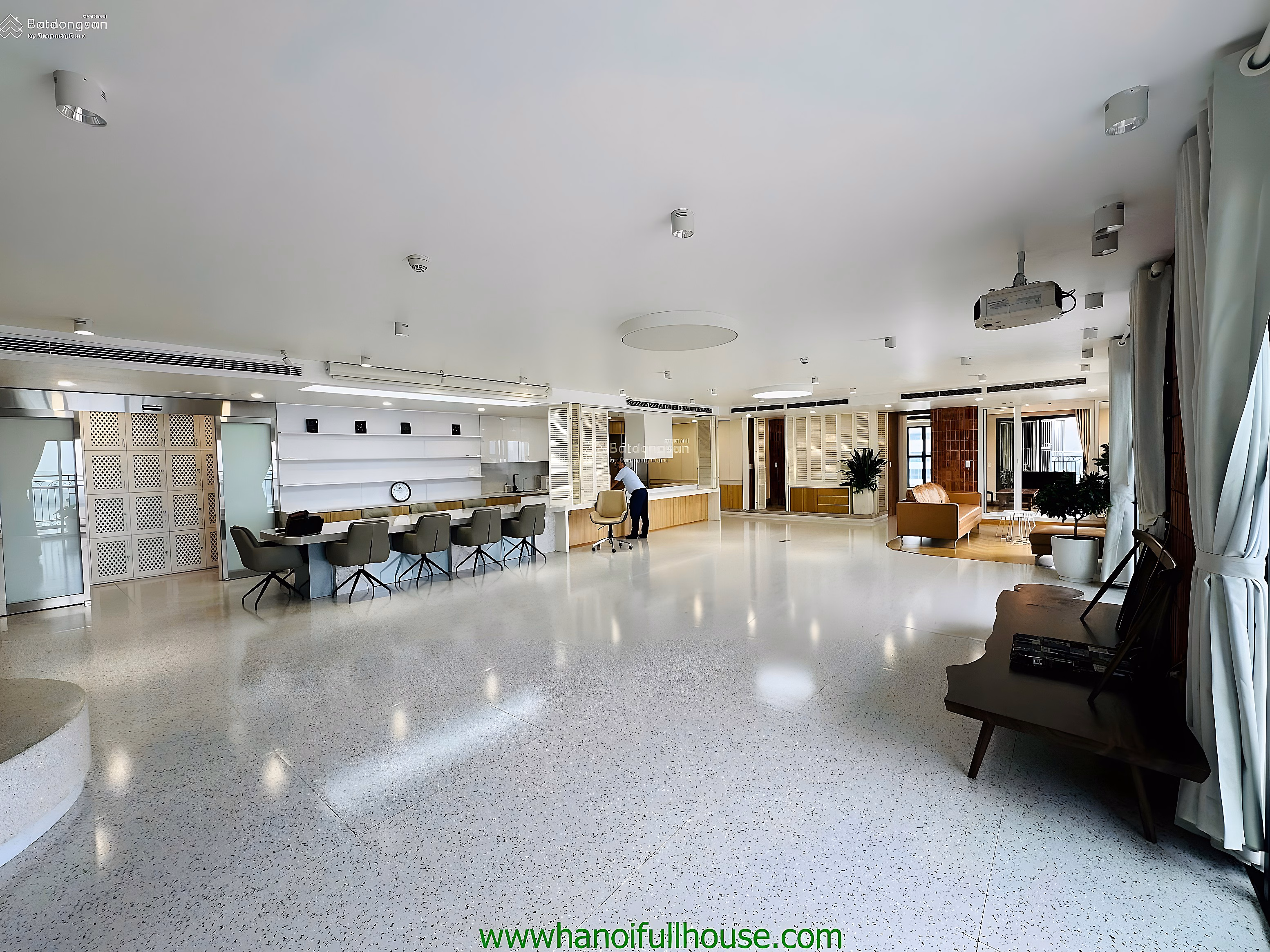 Apartment 310m2, 3 bedrooms, West Lake view, fully furnished in D'Le Roi Soleil Xuan Dieu building for VIP rent