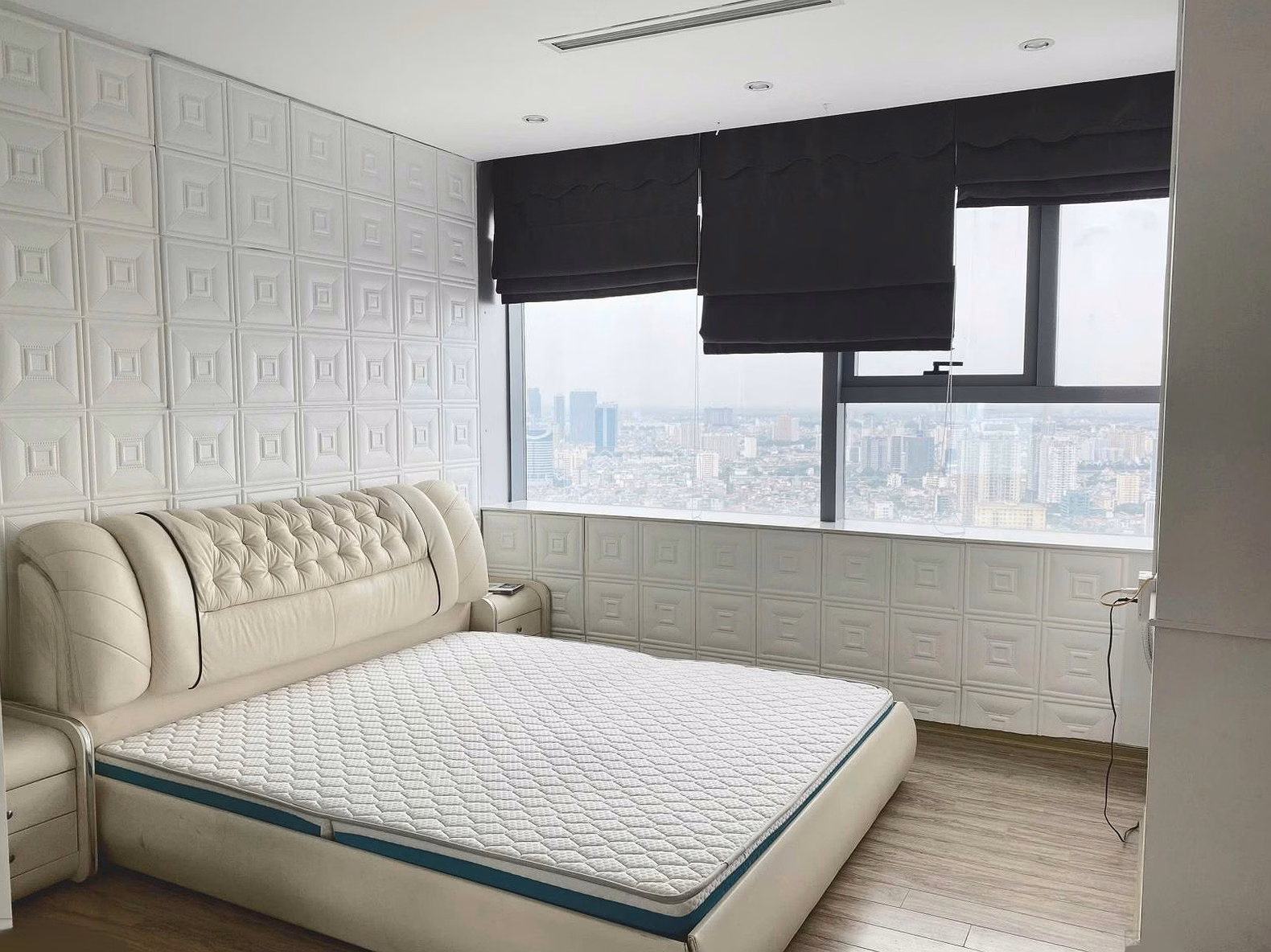 Get broker cooperation. Owner sells 4 bedroom apartment 169m² Diamond Flower Tower. Full interior