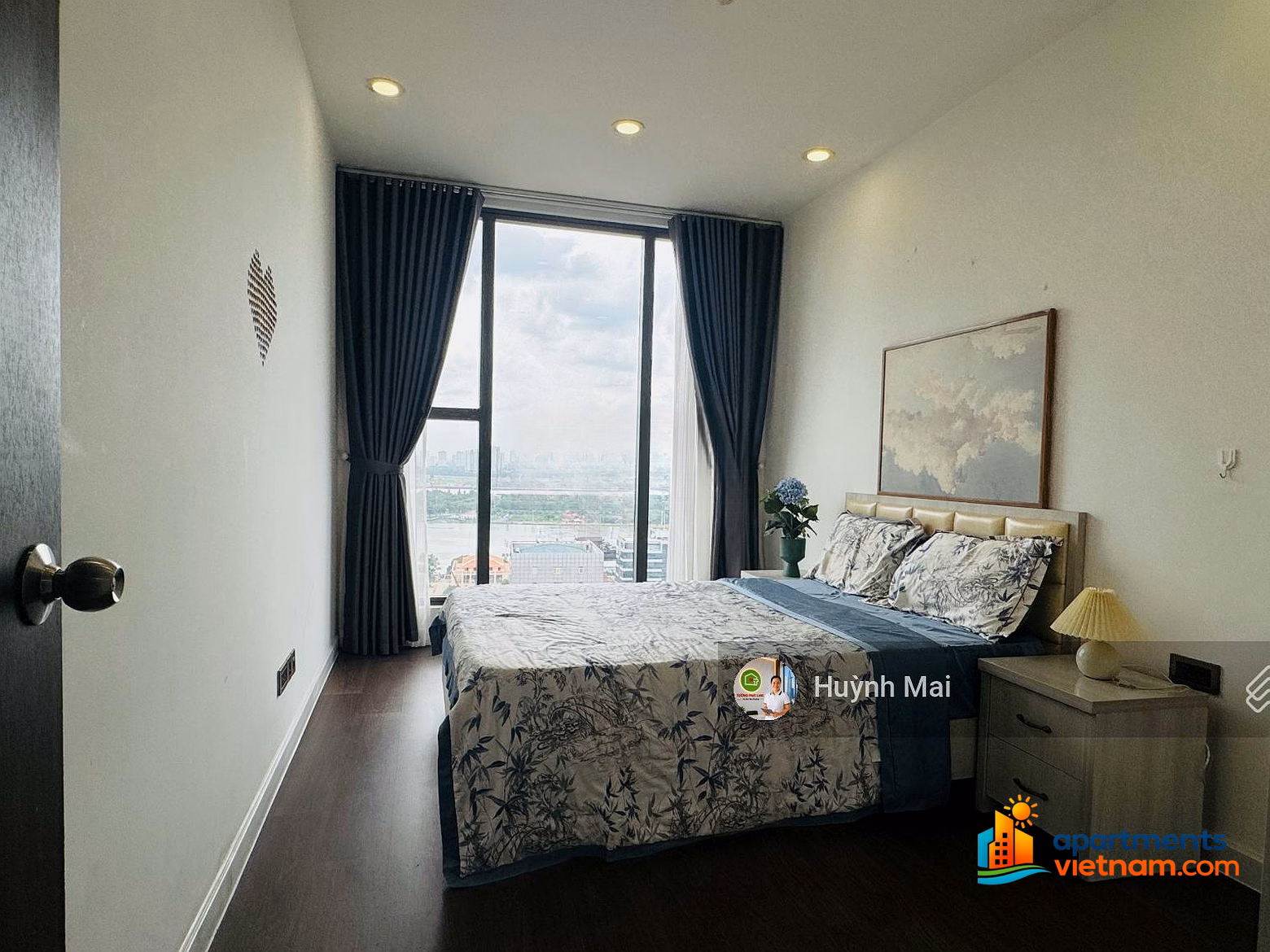 Saigon Royal 2 bedrooms 86m², view of Dragon House & Saigon River, beautiful space, only 28 million/month