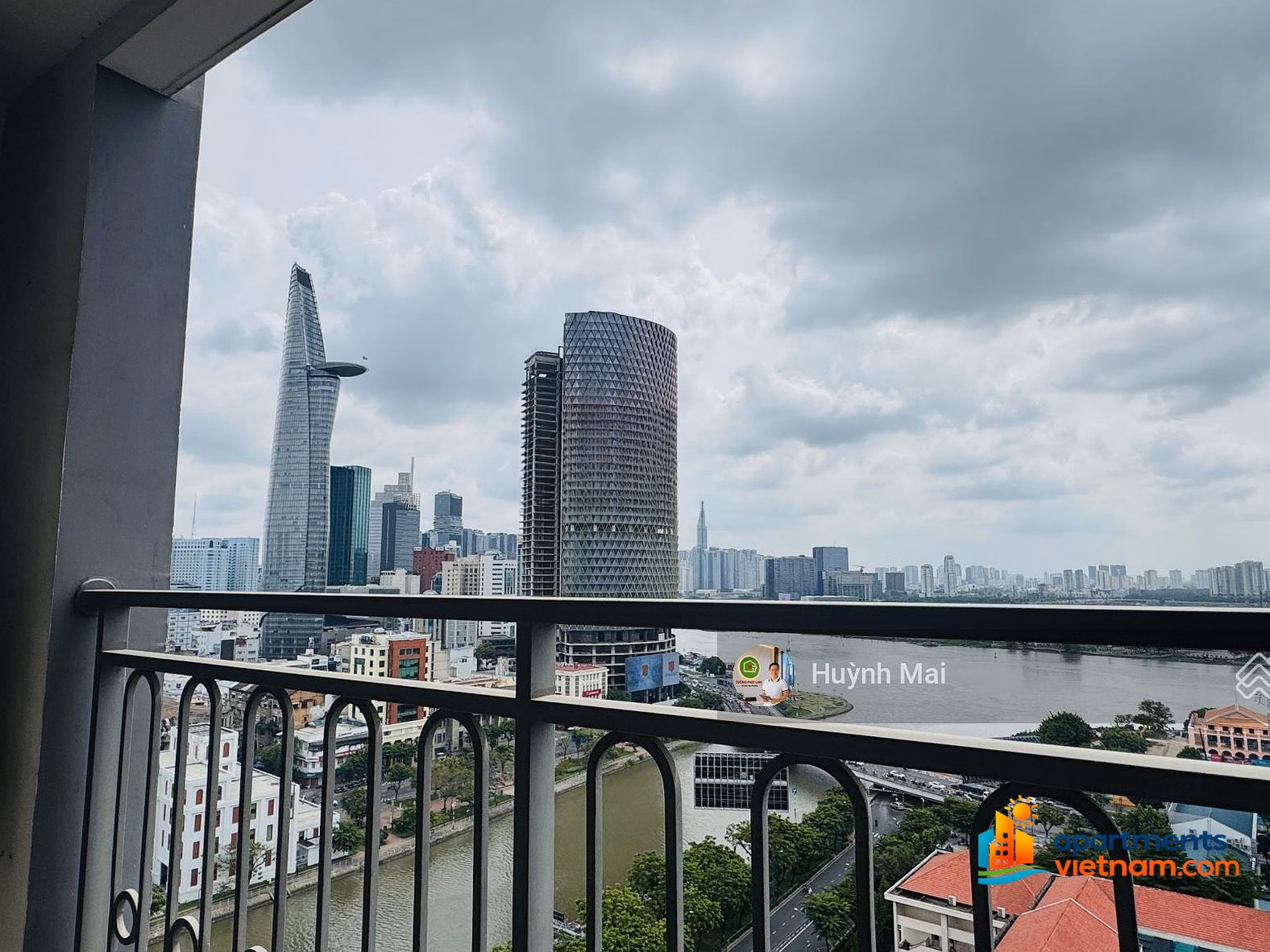 Saigon Royal 2 bedrooms 86m², view of Dragon House & Saigon River, beautiful space, only 28 million/month