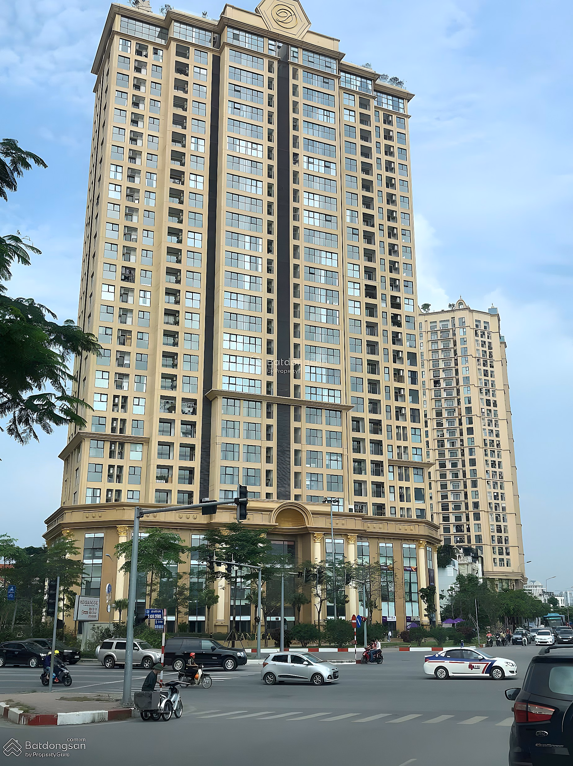 MY FAMILY RESIDENT ABROAD DECIDED TO SELL ELDORADO TAN HOANG MINH BUILDING, BEAUTIFUL WEST LAKE VIEW 3 BR 92M