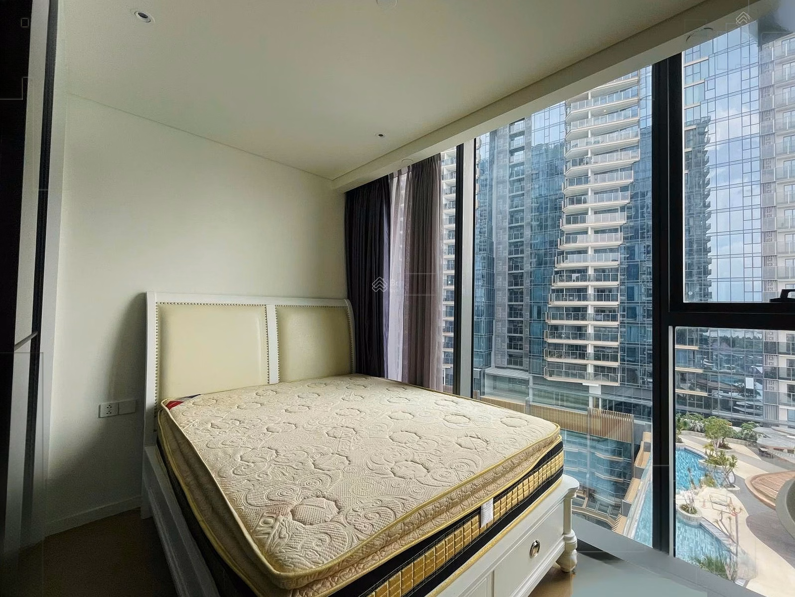 The Opera transfers 3 bedrooms with direct view of the river and District 1 - Available for rent, good price for investment