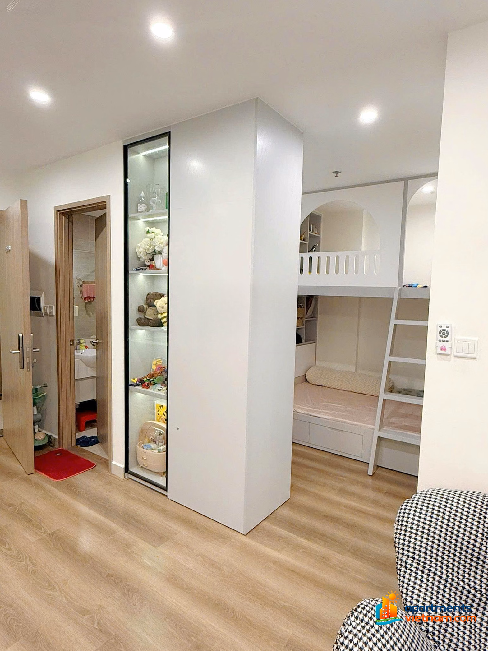 I'm selling 2 apartments at real price: Stu apartment 33.8m, 2 billion 290 and 1 bedroom + 1, 43m, 2 billion 830 Vin Smart, urgent sale price this week!