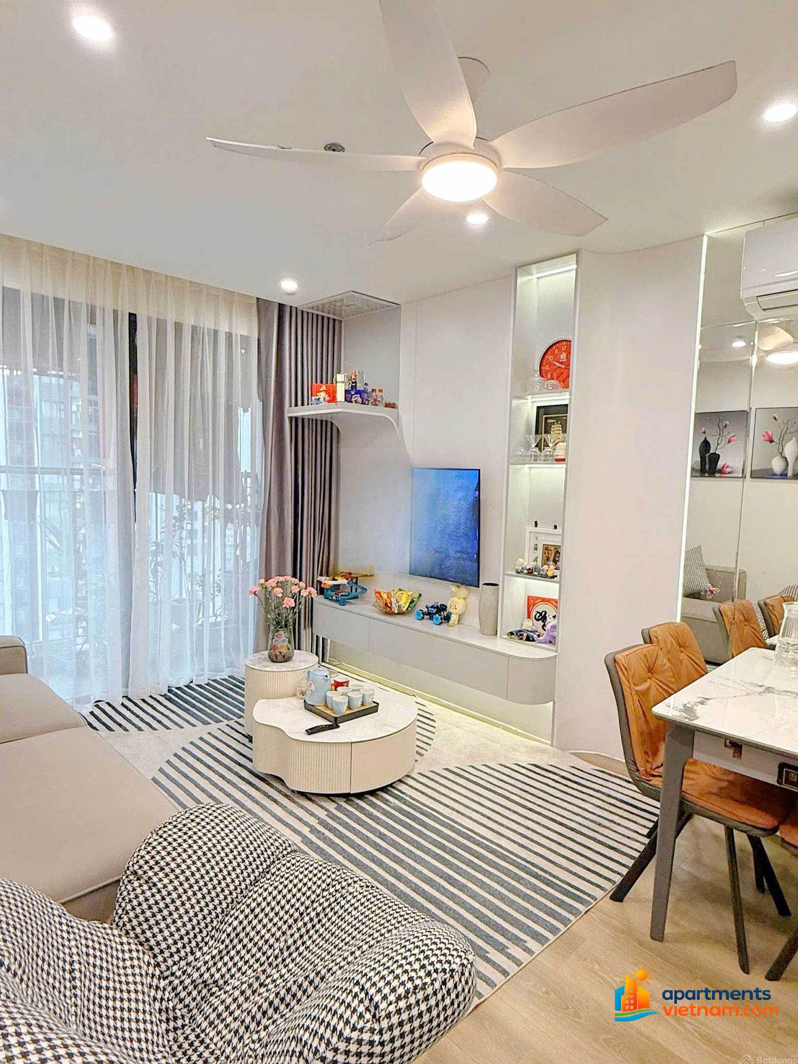 I'm selling 2 apartments at real price: Stu apartment 33.8m, 2 billion 290 and 1 bedroom + 1, 43m, 2 billion 830 Vin Smart, urgent sale price this week!
