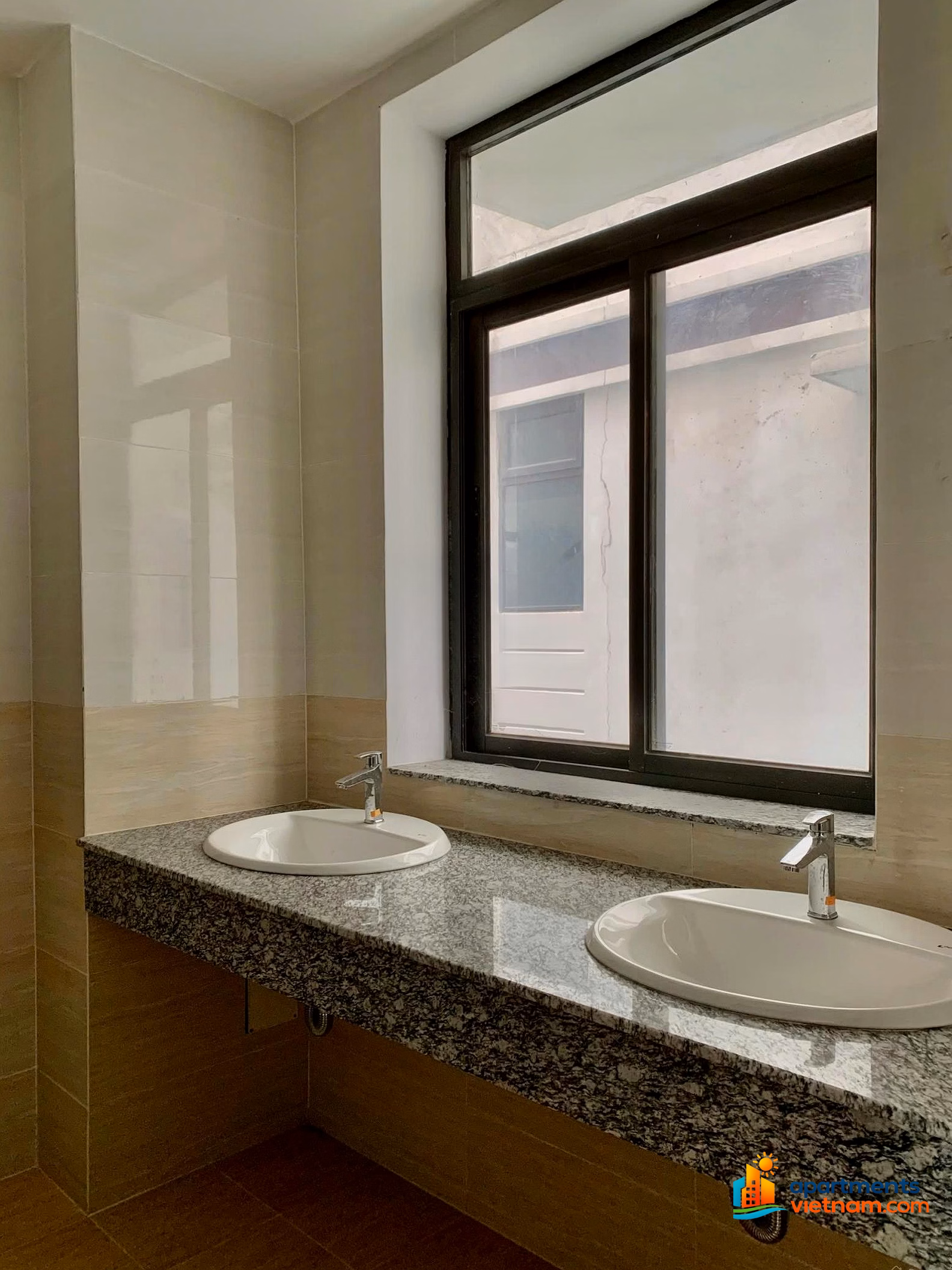 The original Nguyen Thi Nhung apartment has an elevator with an area of ​​140m2 and 6 floors in the busiest area in the area, priced at only 65 million/month