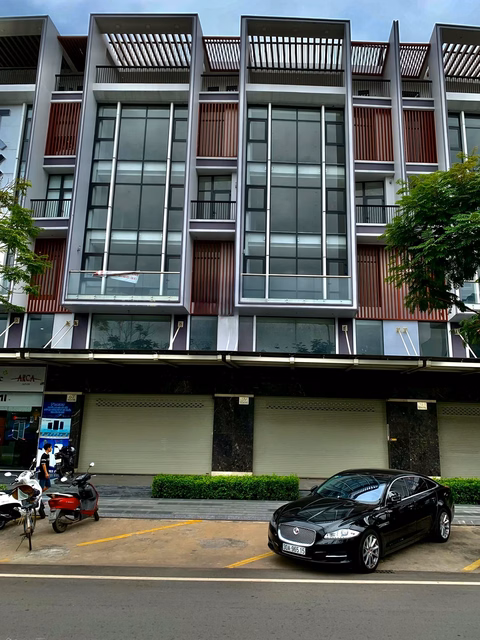 The original Nguyen Thi Nhung apartment has an elevator with an area of ​​140m2 and 6 floors in the busiest area in the area, priced at only 65 million/month.