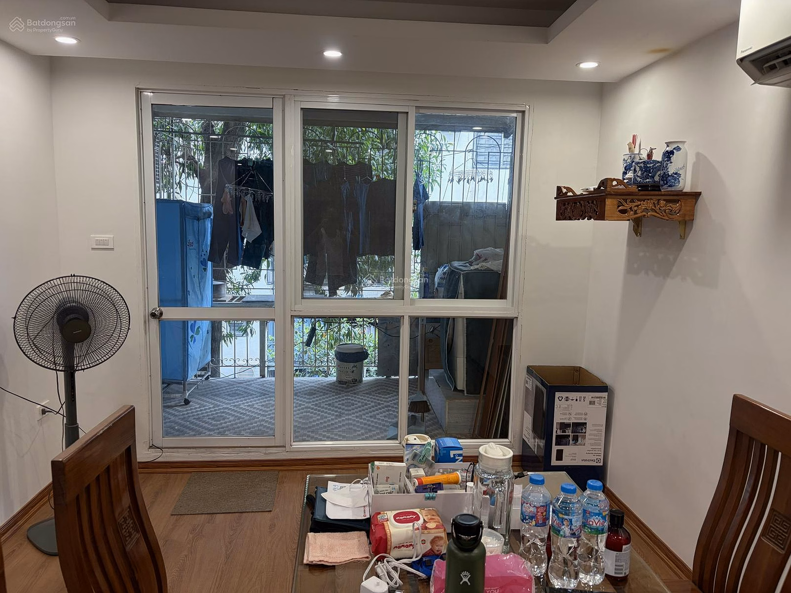 The owner needs to sell a collective apartment in a very nice location, area 38.5/65 m2, fully furnished.