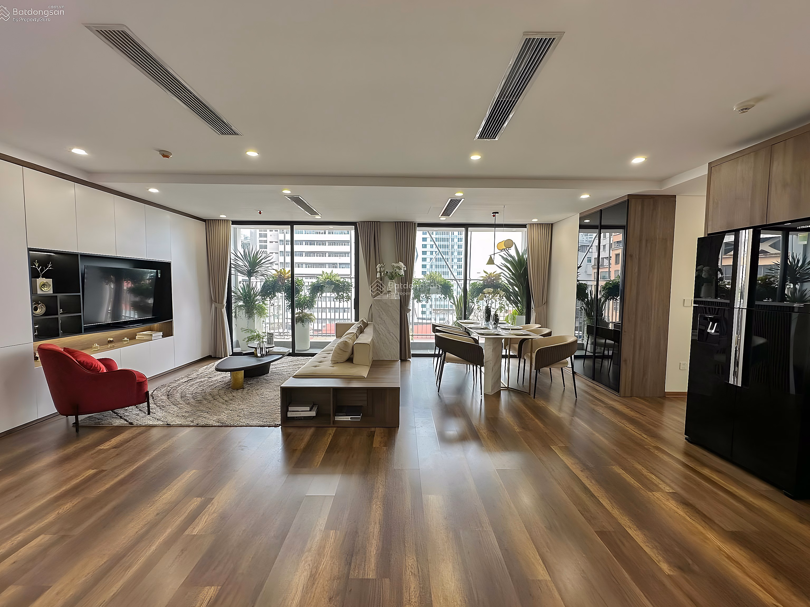 The owner needs to sell a 3-bedroom corner apartment with lake view facing Southeast, the most beautiful apartment in the project, just over 8 billion to move