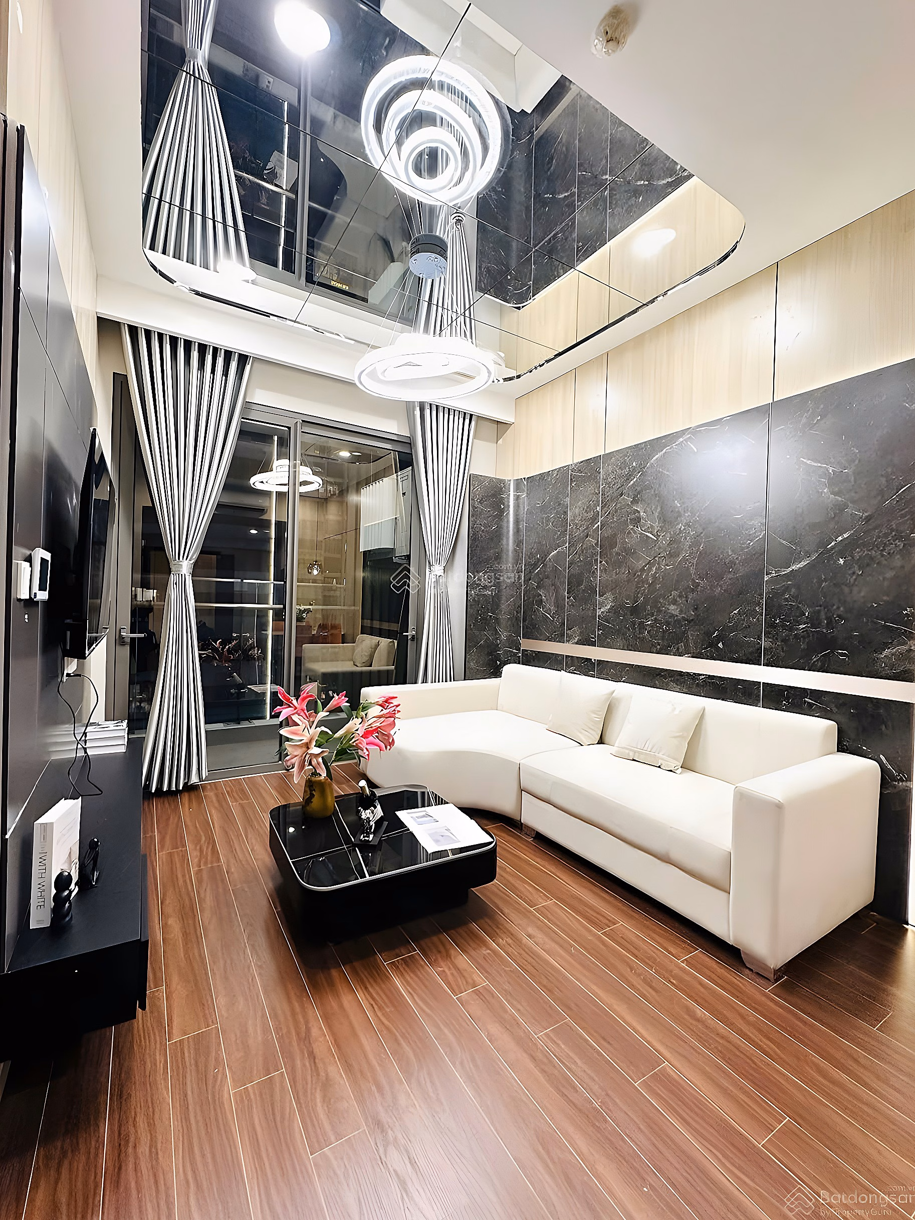 Vinhomes Ocean Park apartment shopping cart price is lower than market price. Suitable for investment & residence. The law is clear