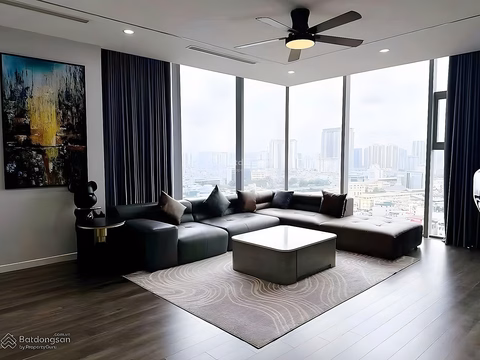 Collection of 2 bedroom - 3 bedroom - 4 bedroom duplex apartments, Royal City penthouses priced from only 16 million/month. Contact: 0866 562 ***