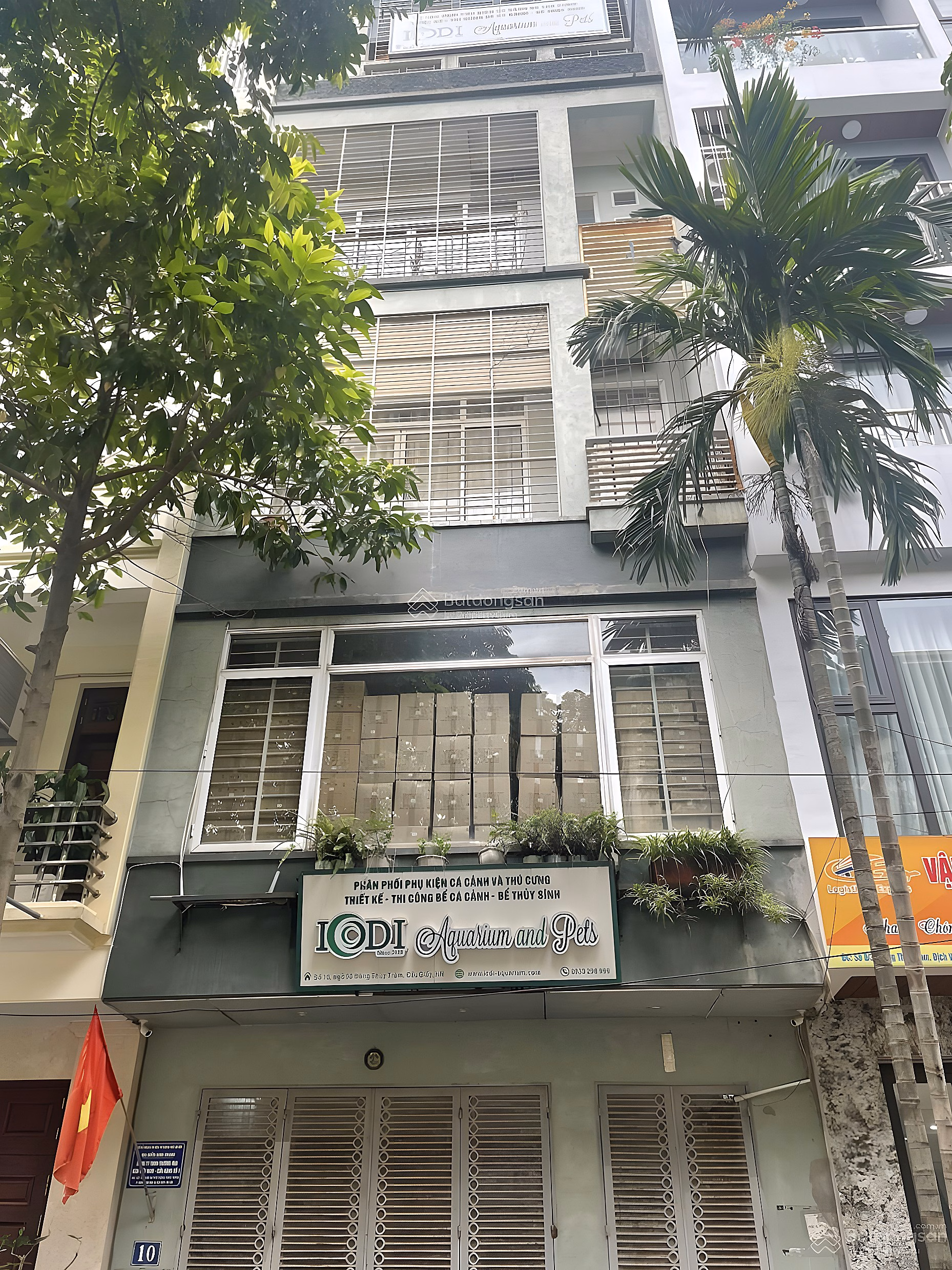Private house with 4 floors and 1 tum; 1st and 2nd floors are open, 3rd and 4th floors each have 2 bedrooms, 4 bathrooms