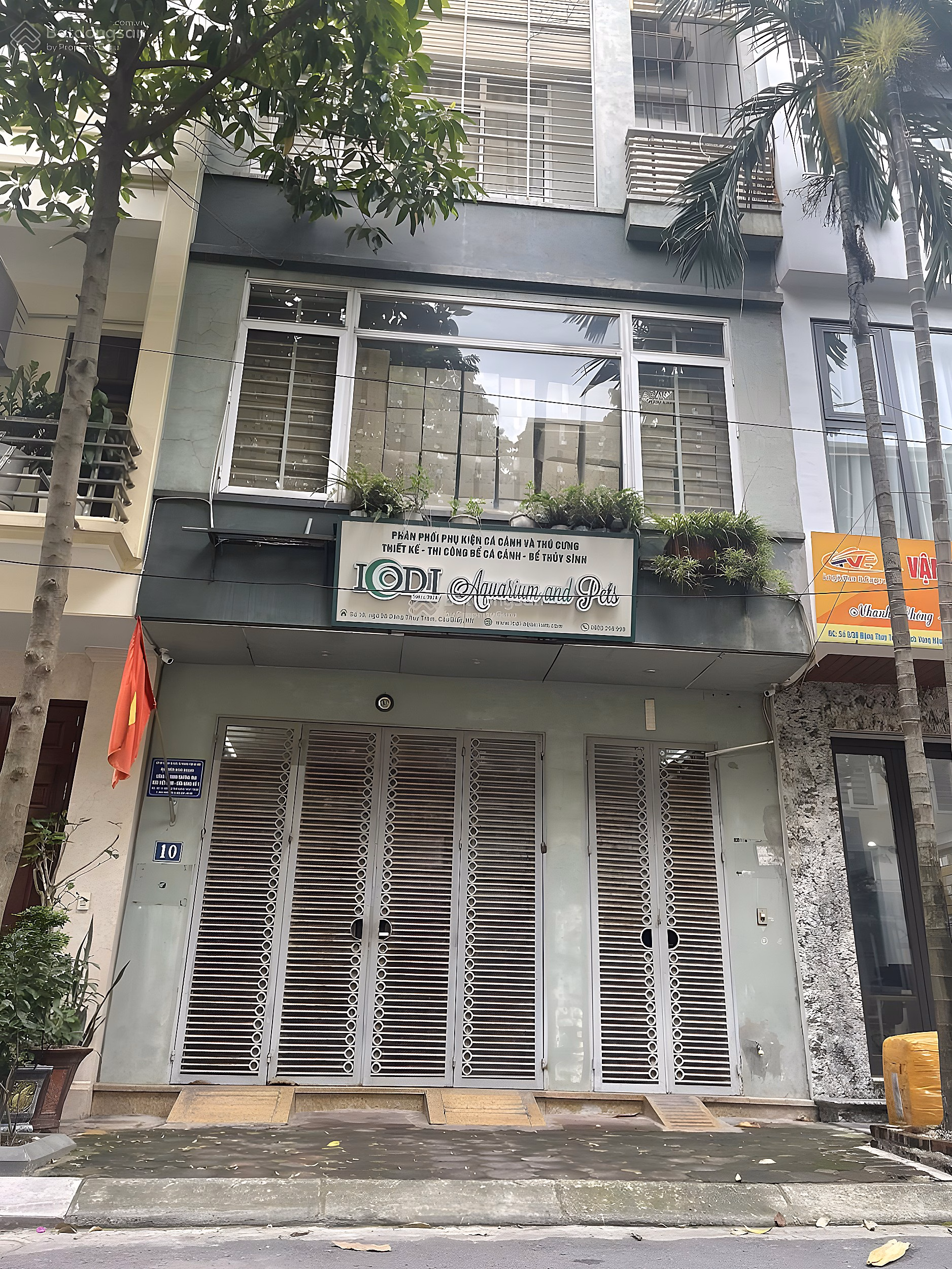 Private house with 4 floors and 1 tum; 1st and 2nd floors are open, 3rd and 4th floors each have 2 bedrooms, 4 bathrooms