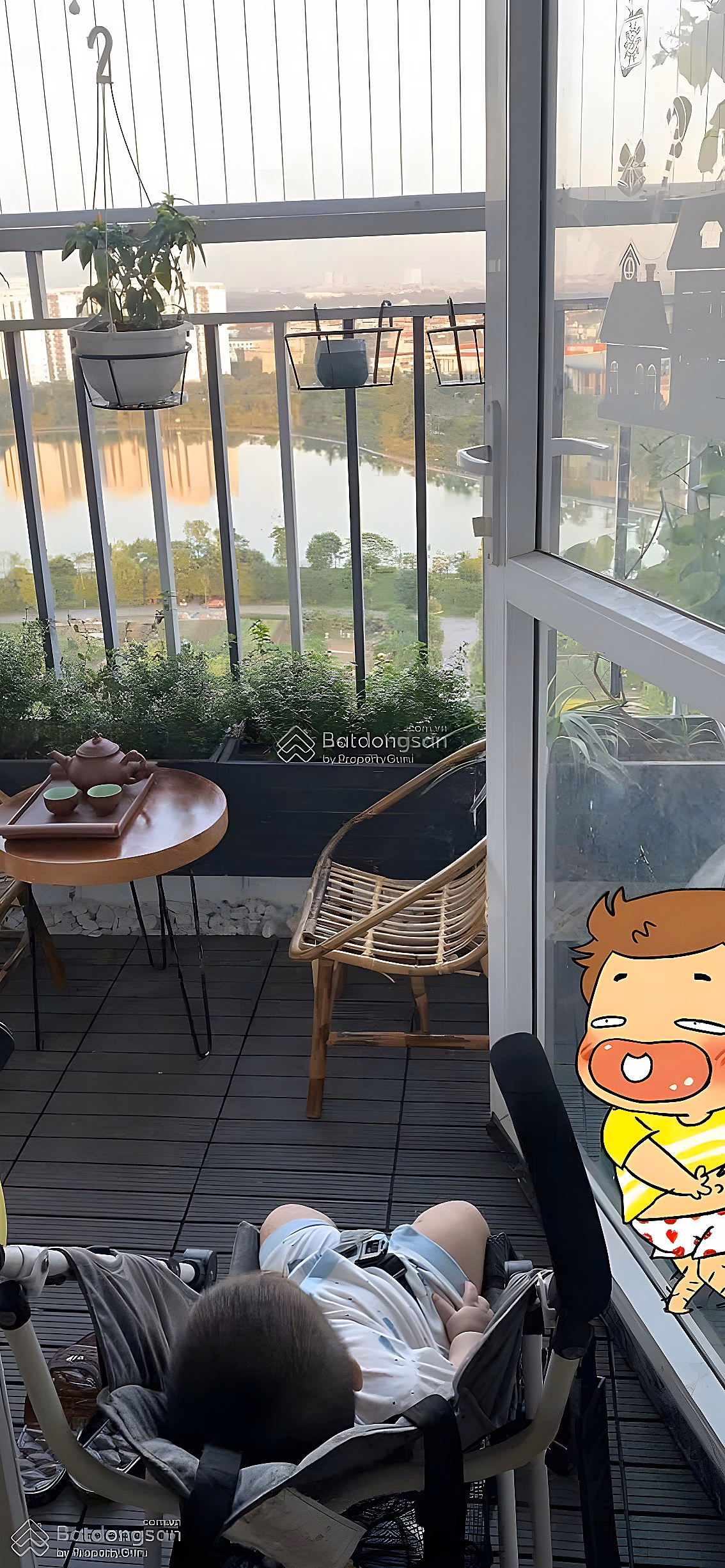 The owner is selling a 72m2 apartment with lake view as a homestay