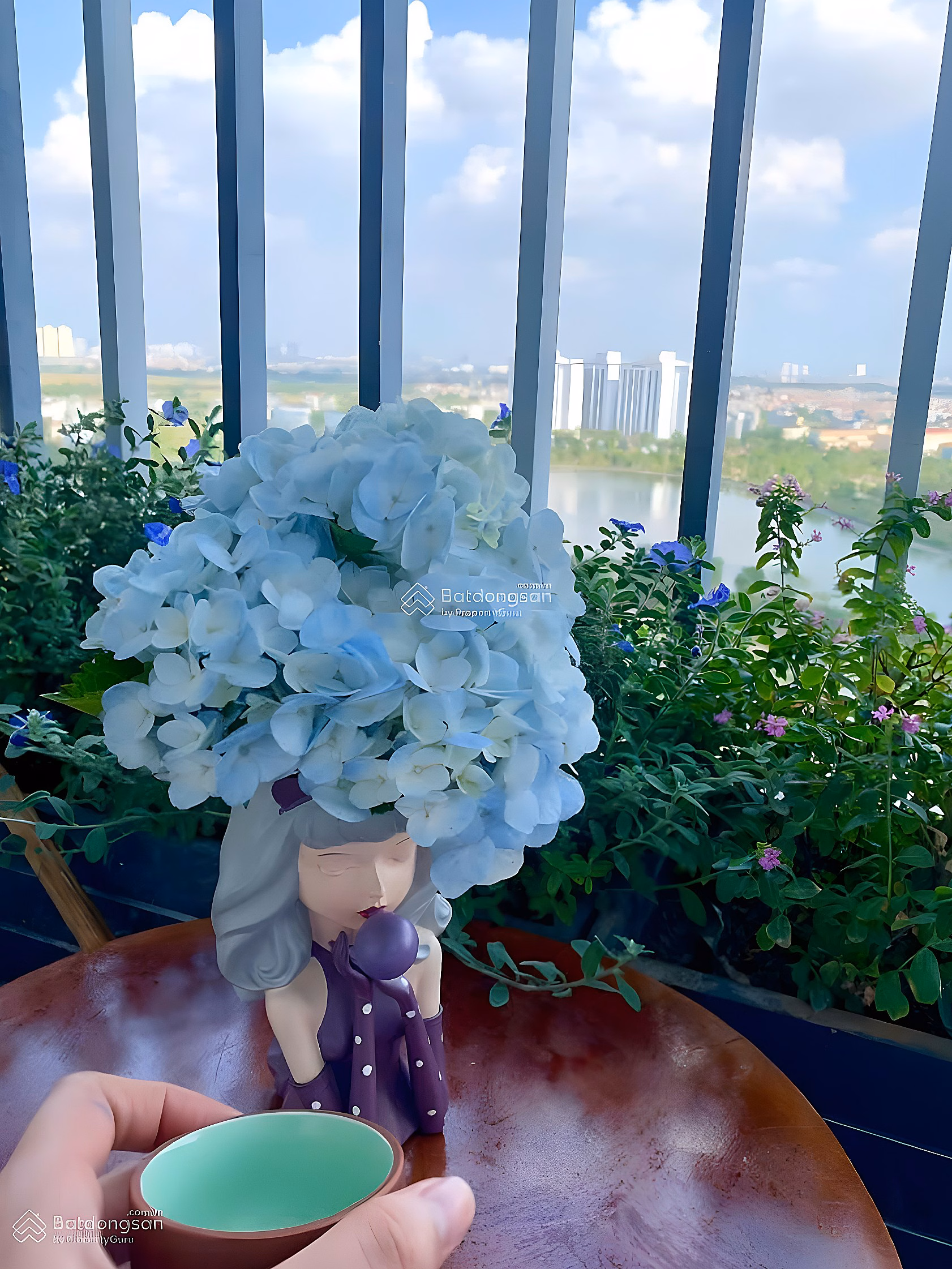 The owner is selling a 72m2 apartment with lake view as a homestay