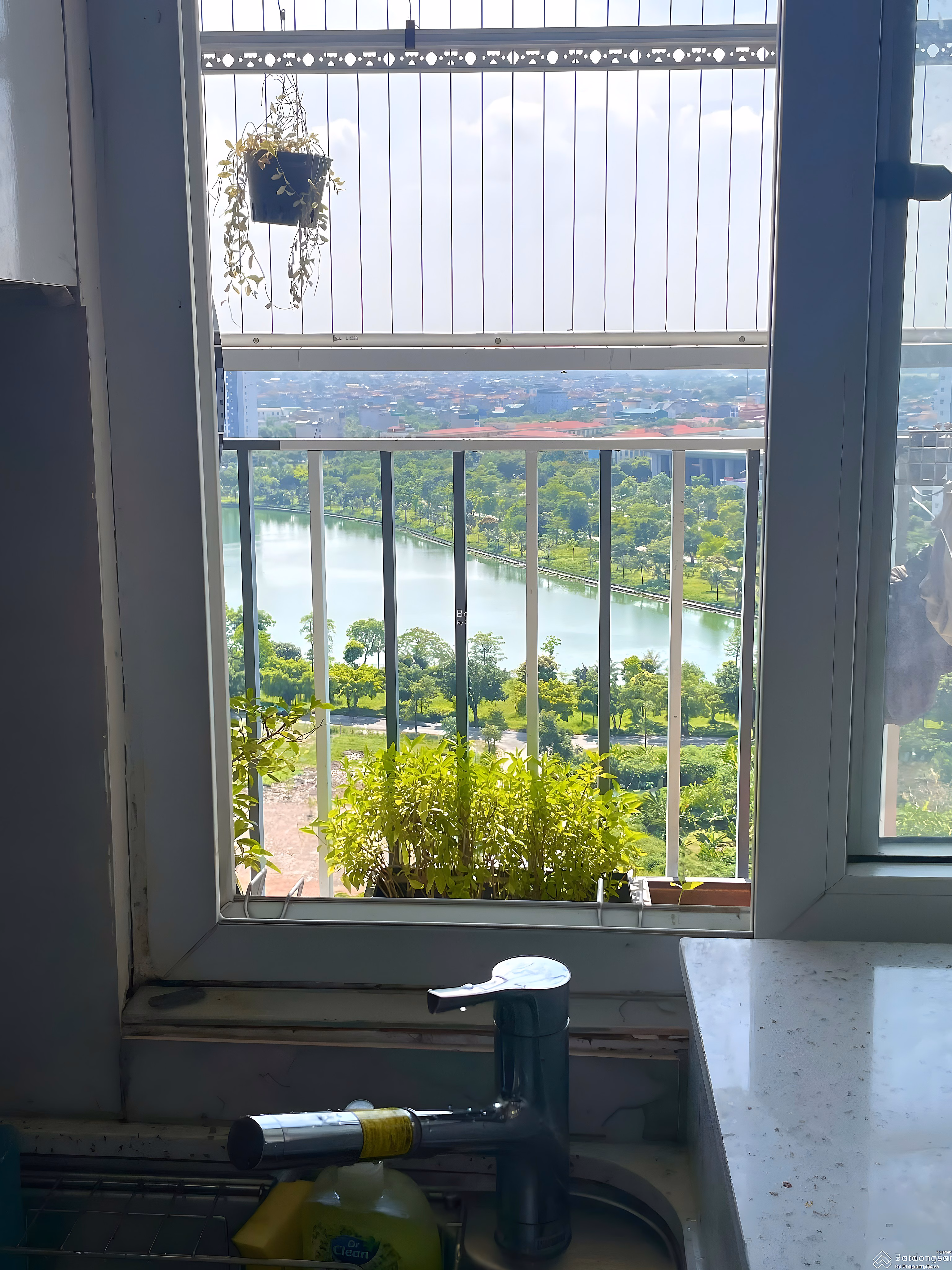 The owner is selling a 72m2 apartment with lake view as a homestay