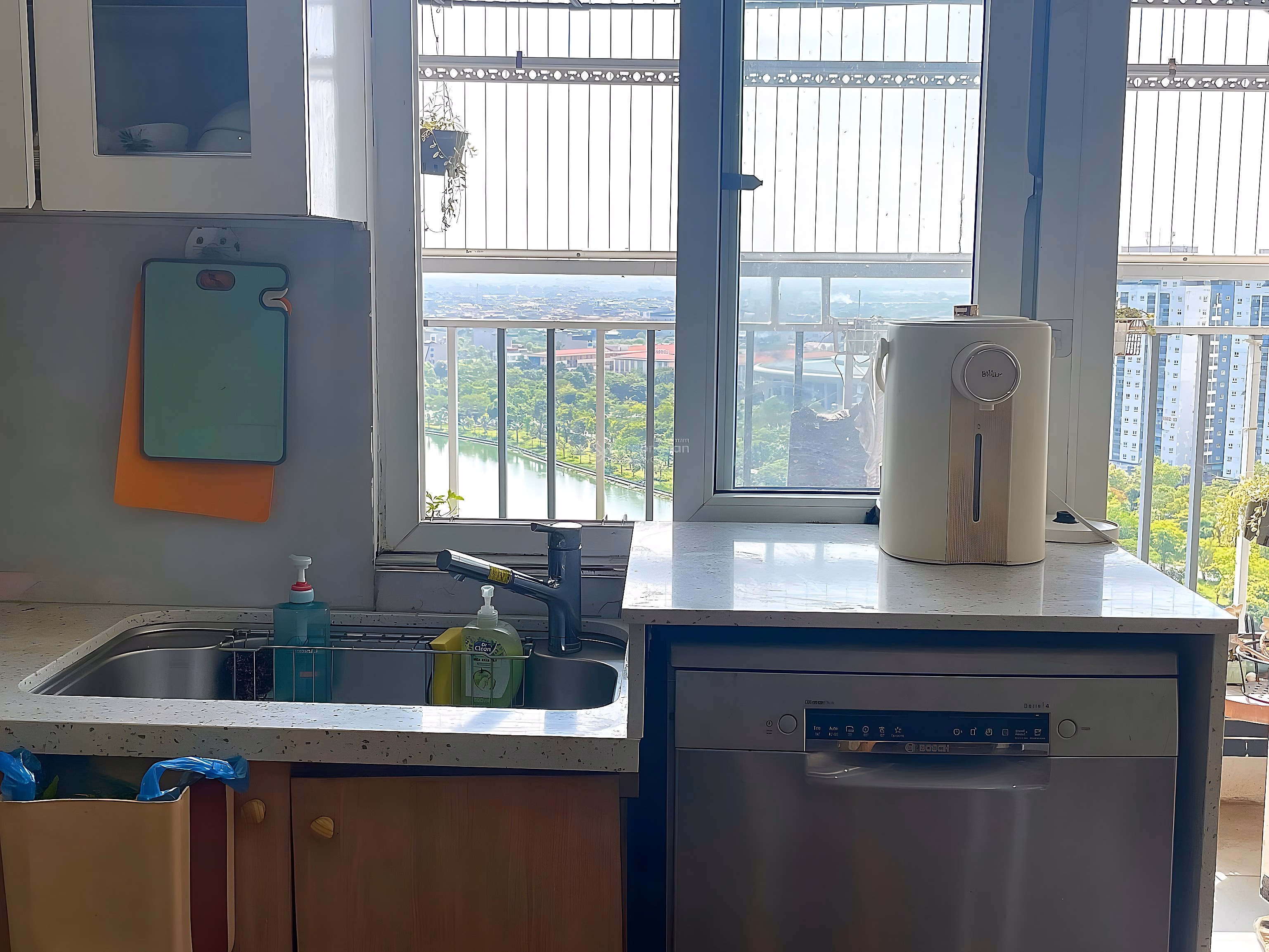 The owner is selling a 72m2 apartment with lake view as a homestay