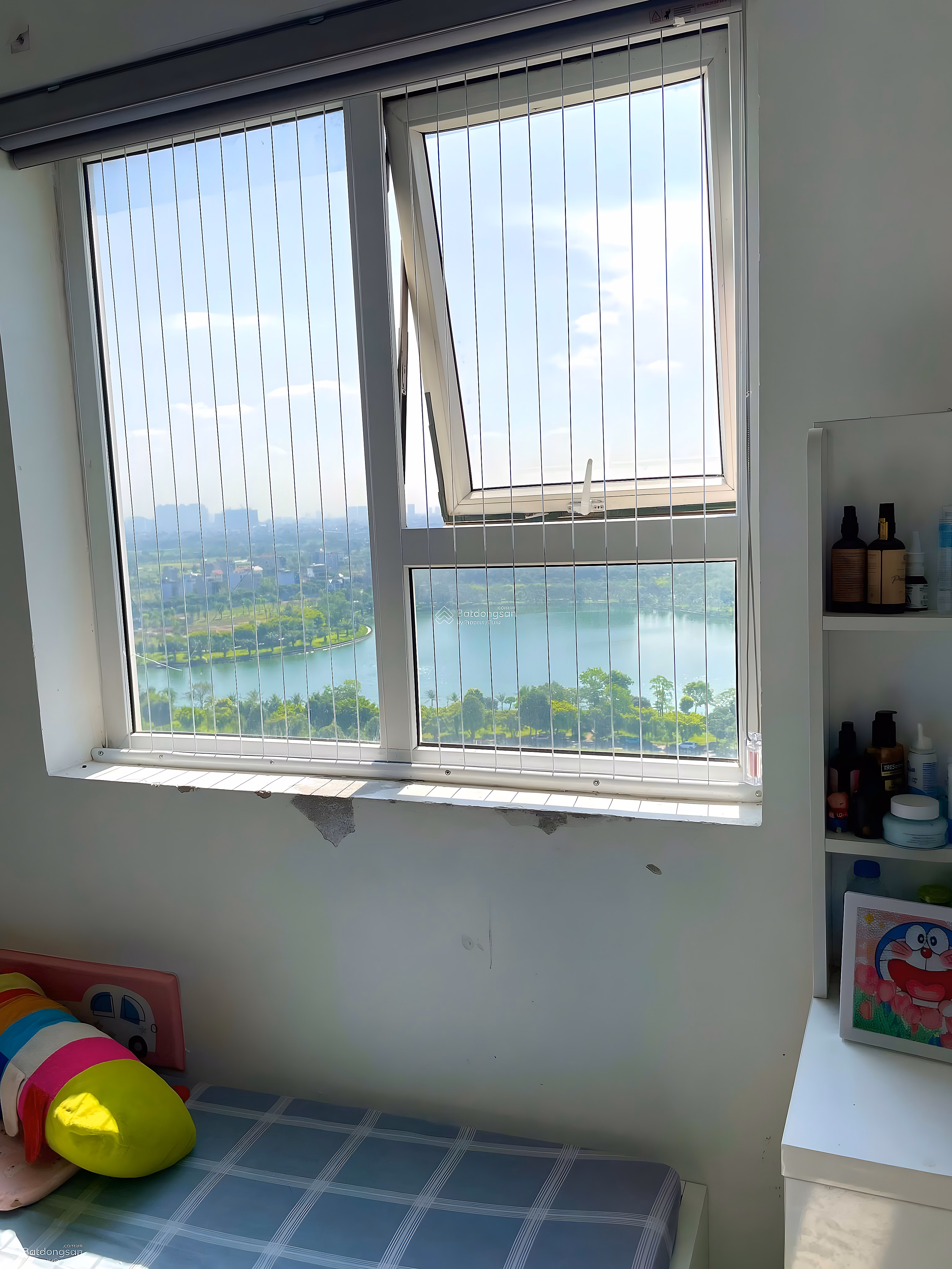 The owner is selling a 72m2 apartment with lake view as a homestay