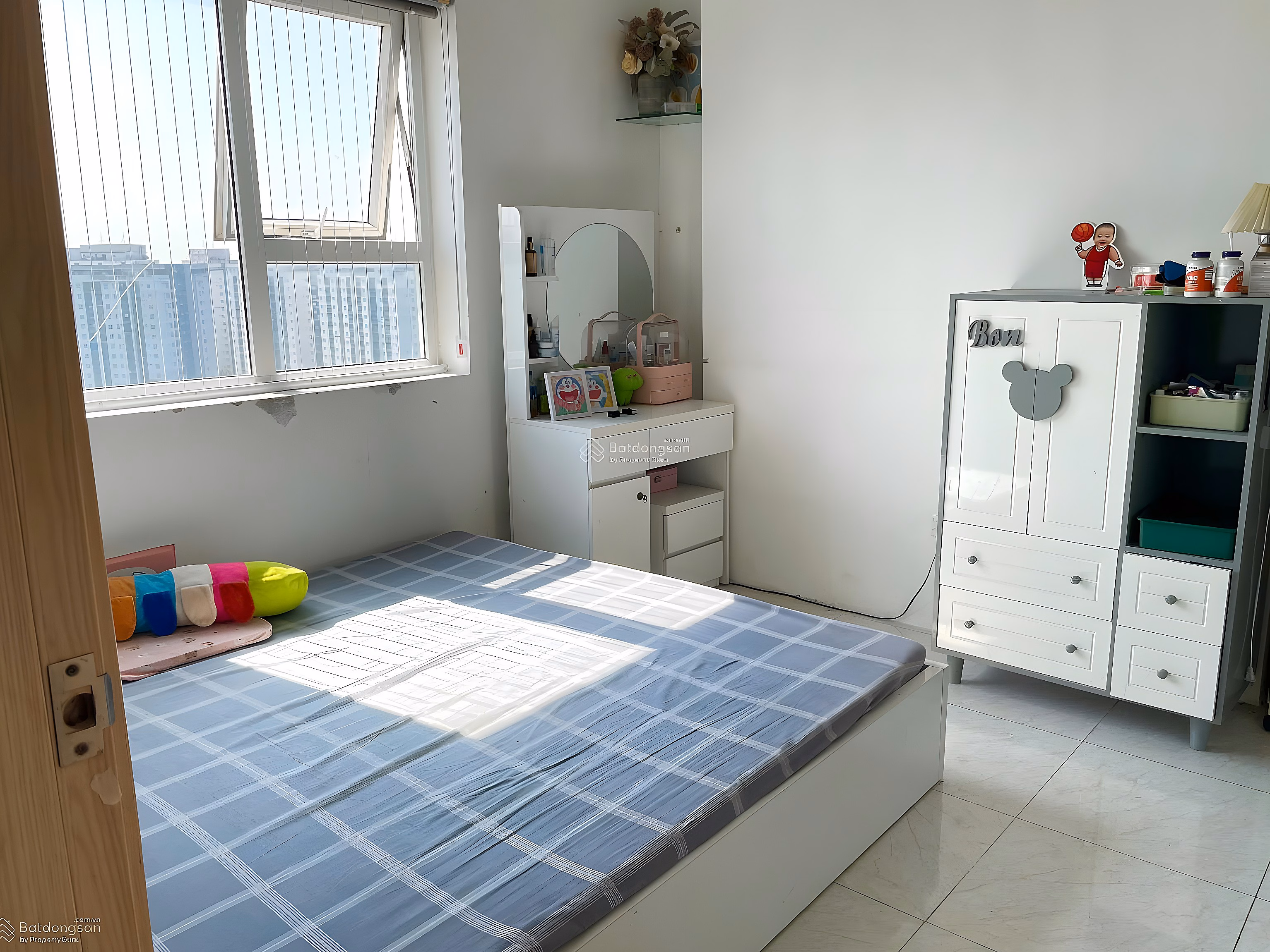 The owner is selling a 72m2 apartment with lake view as a homestay