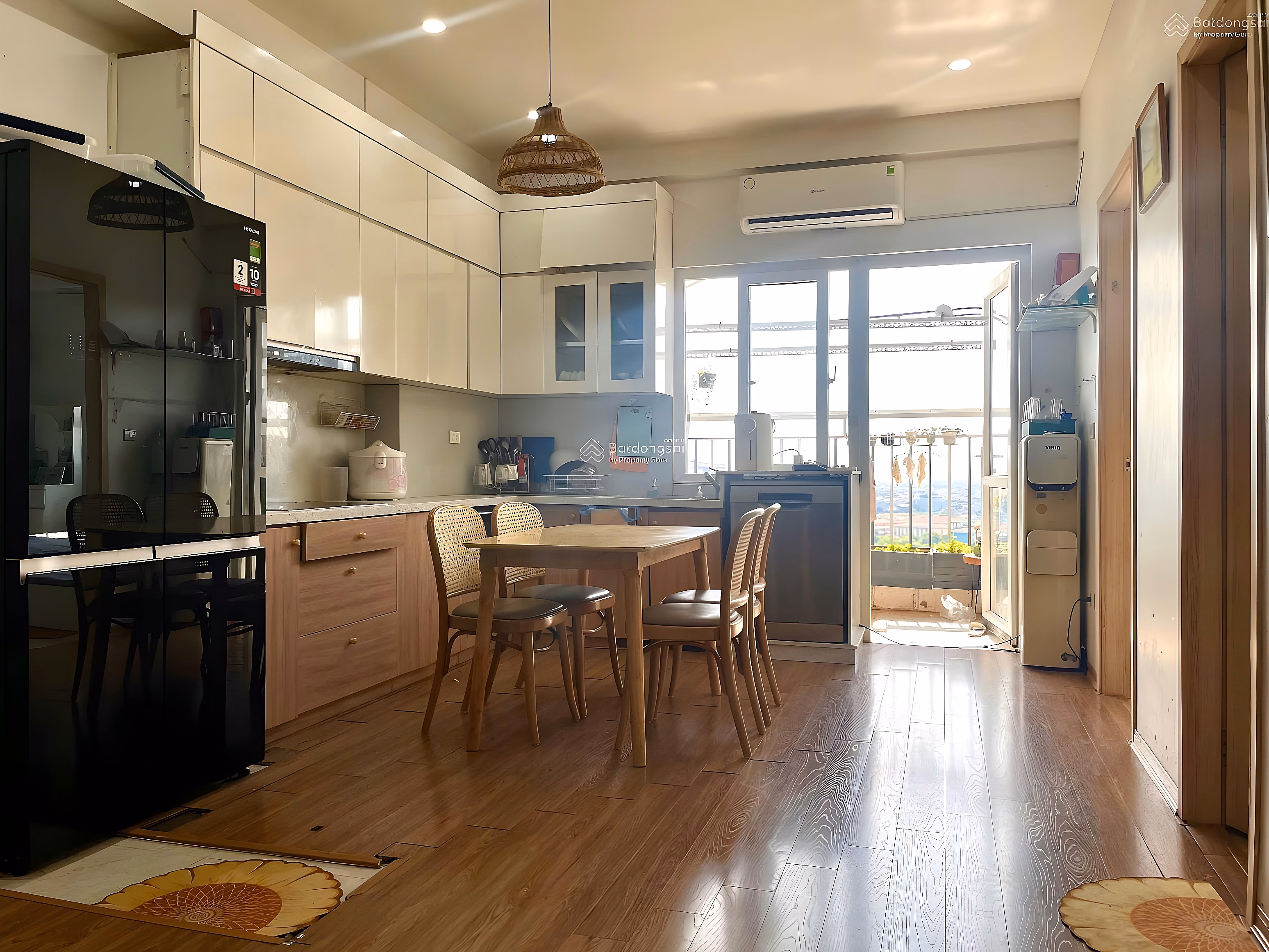 The owner is selling a 72m2 apartment with lake view as a homestay