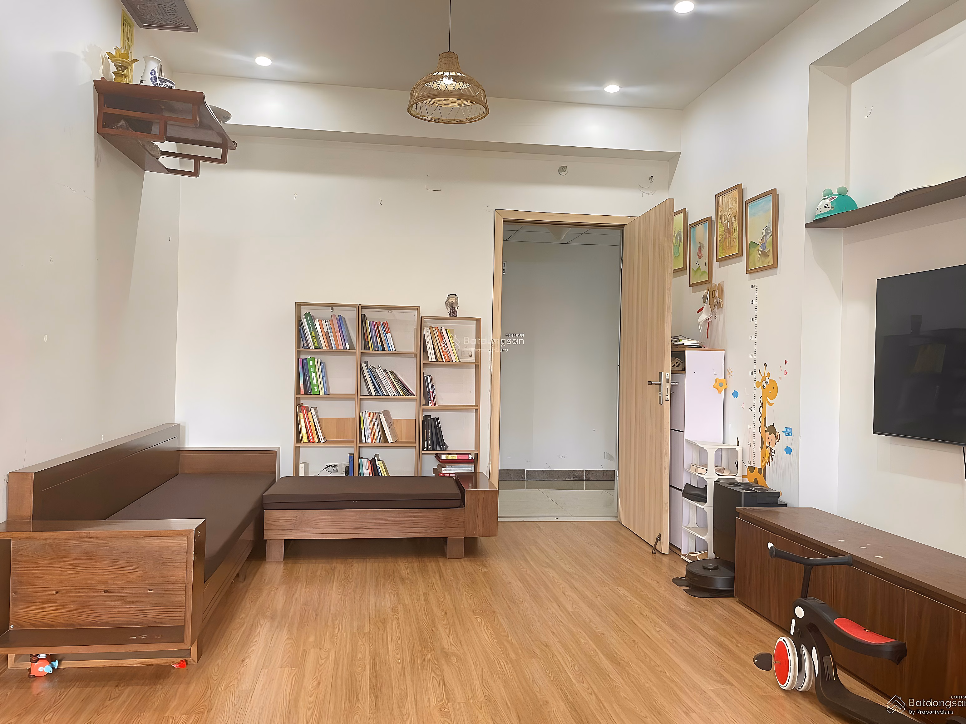The owner is selling a 72m2 apartment with lake view as a homestay