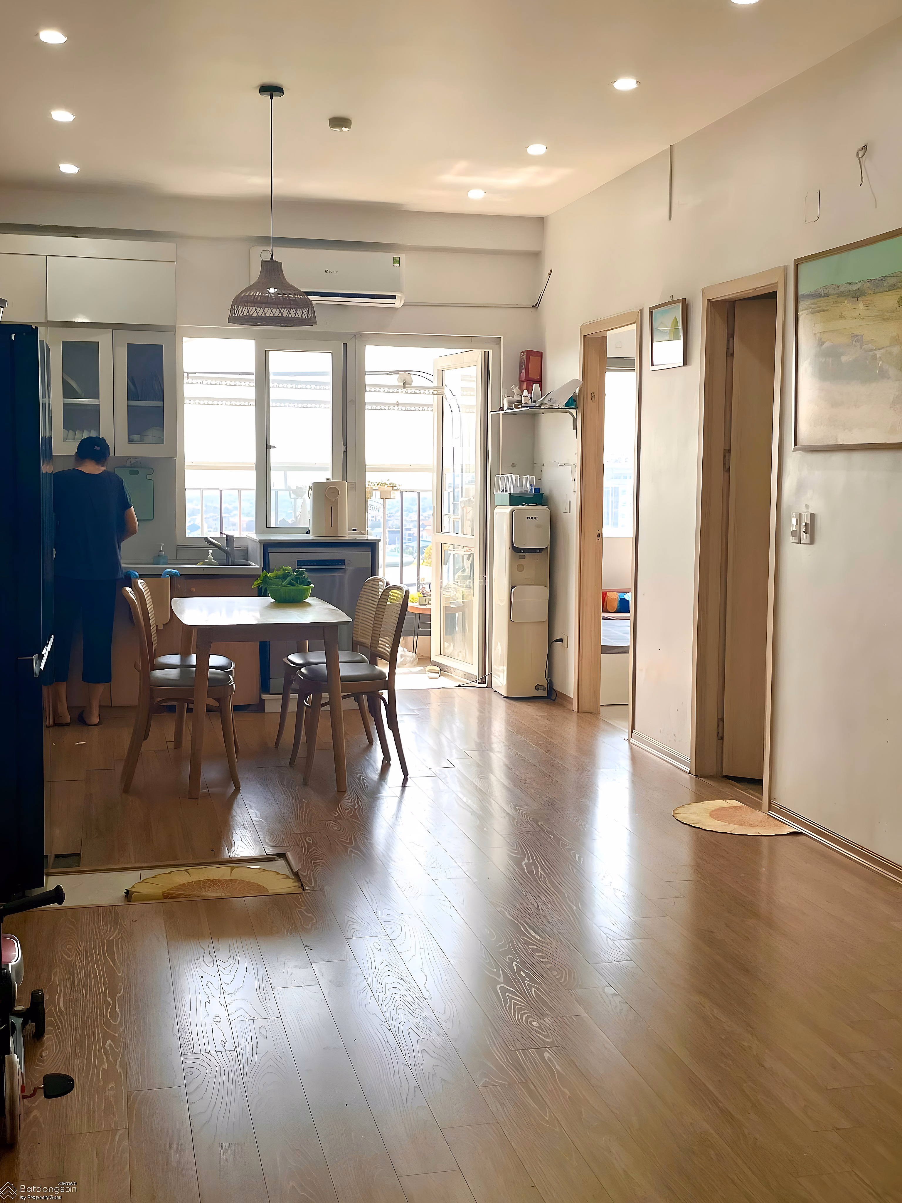 The owner is selling a 72m2 apartment with lake view as a homestay