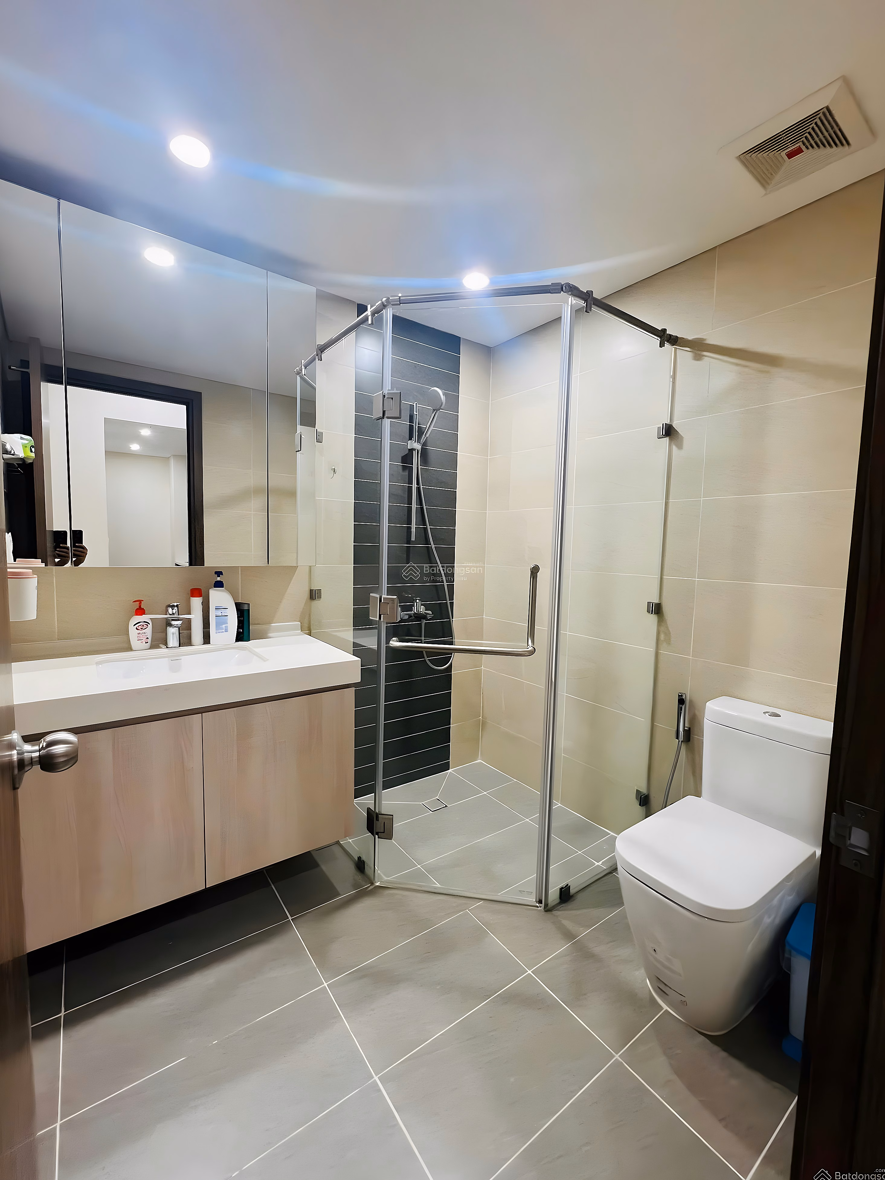 The owner urgently sells CH 2 bedrooms, 2 bathrooms, area 72m2, good price 2 billion 3 at Sunny Plaza, Go Vap district, portable book, full furniture