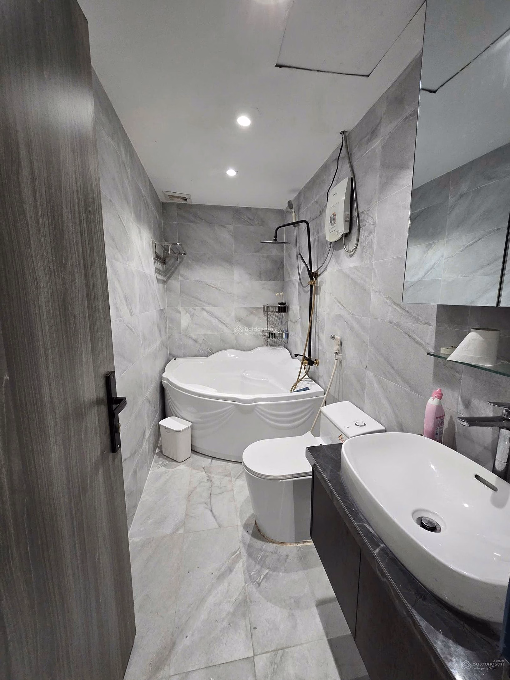There's a hot item today. Summer Square apartment 75m² 3 bedrooms 2 bathrooms PRICE 3.5 billion transparent legal books