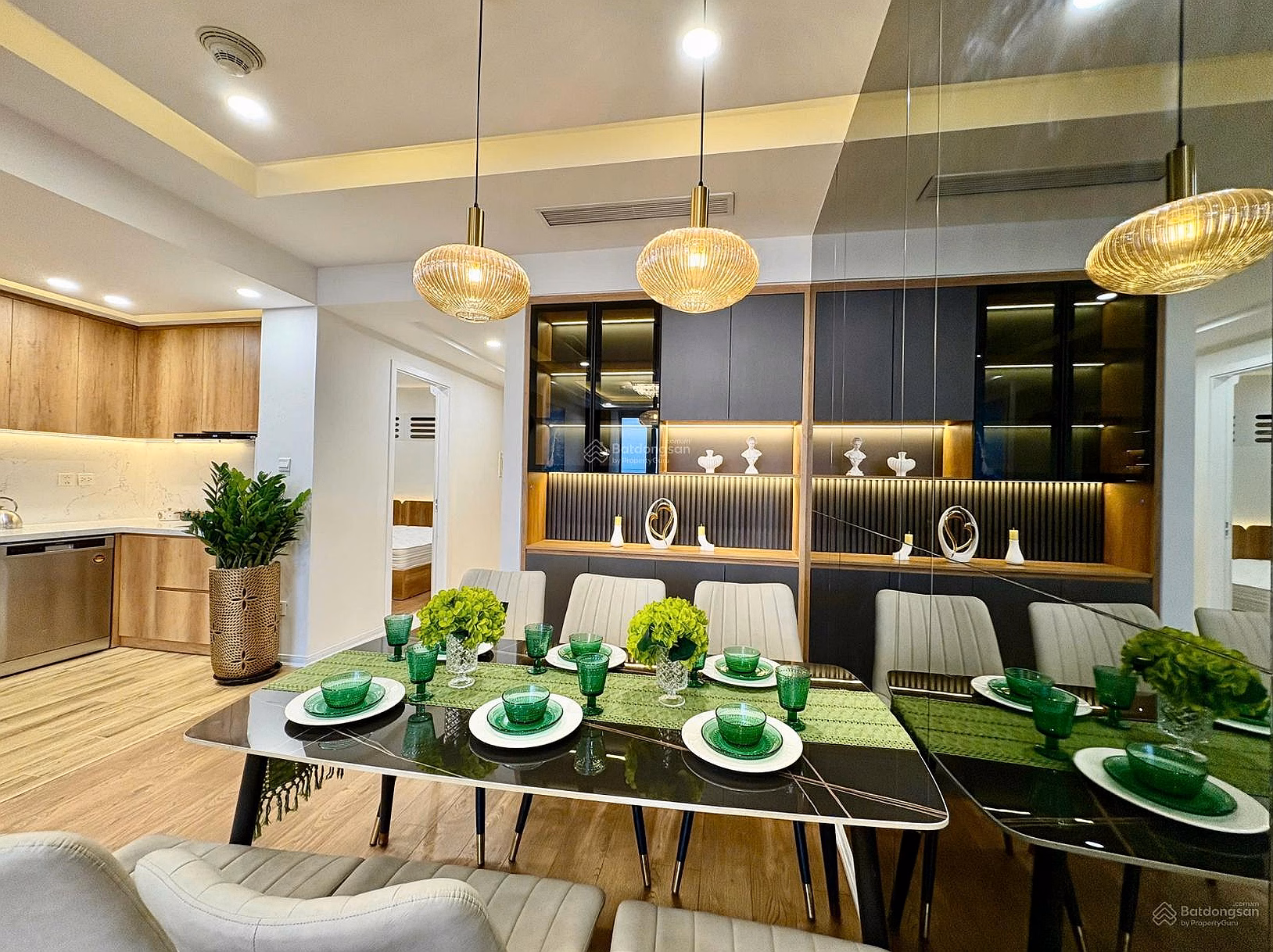 Em Hung specializes in renting Dreamland Bonanza Duy Tan 3 bedrooms 91m2 for rent only 17 million