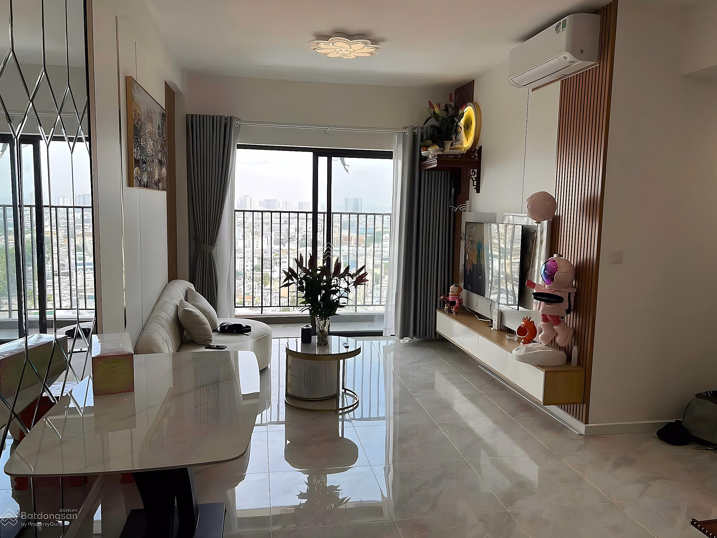 Apartment for sale at Screc Tower, District 3, 92m2, 2 bedrooms, 2 bathrooms, price 5.3 billion, contact: 0909 455 *** Trung