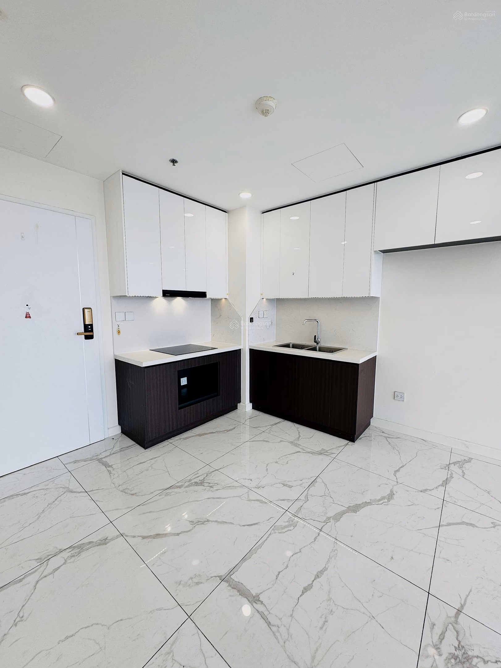 Urgent sale of 2 bedroom 2 bathroom Sunshine Sky City apartment, Price only 5 billion 695, contact 0989 272 ***