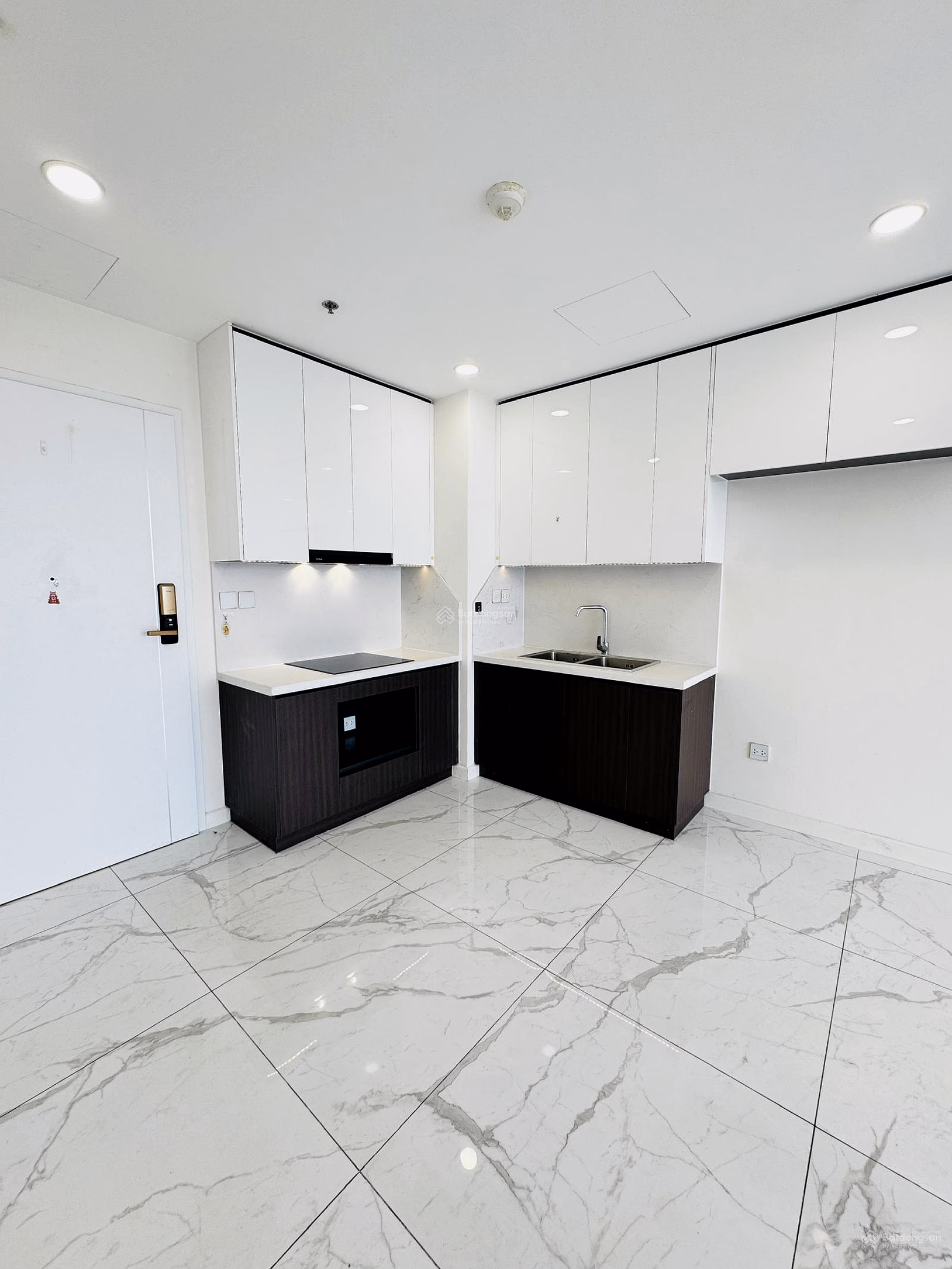 Urgent sale of 2 bedroom 2 bathroom Sunshine Sky City apartment, Price only 5 billion 695***