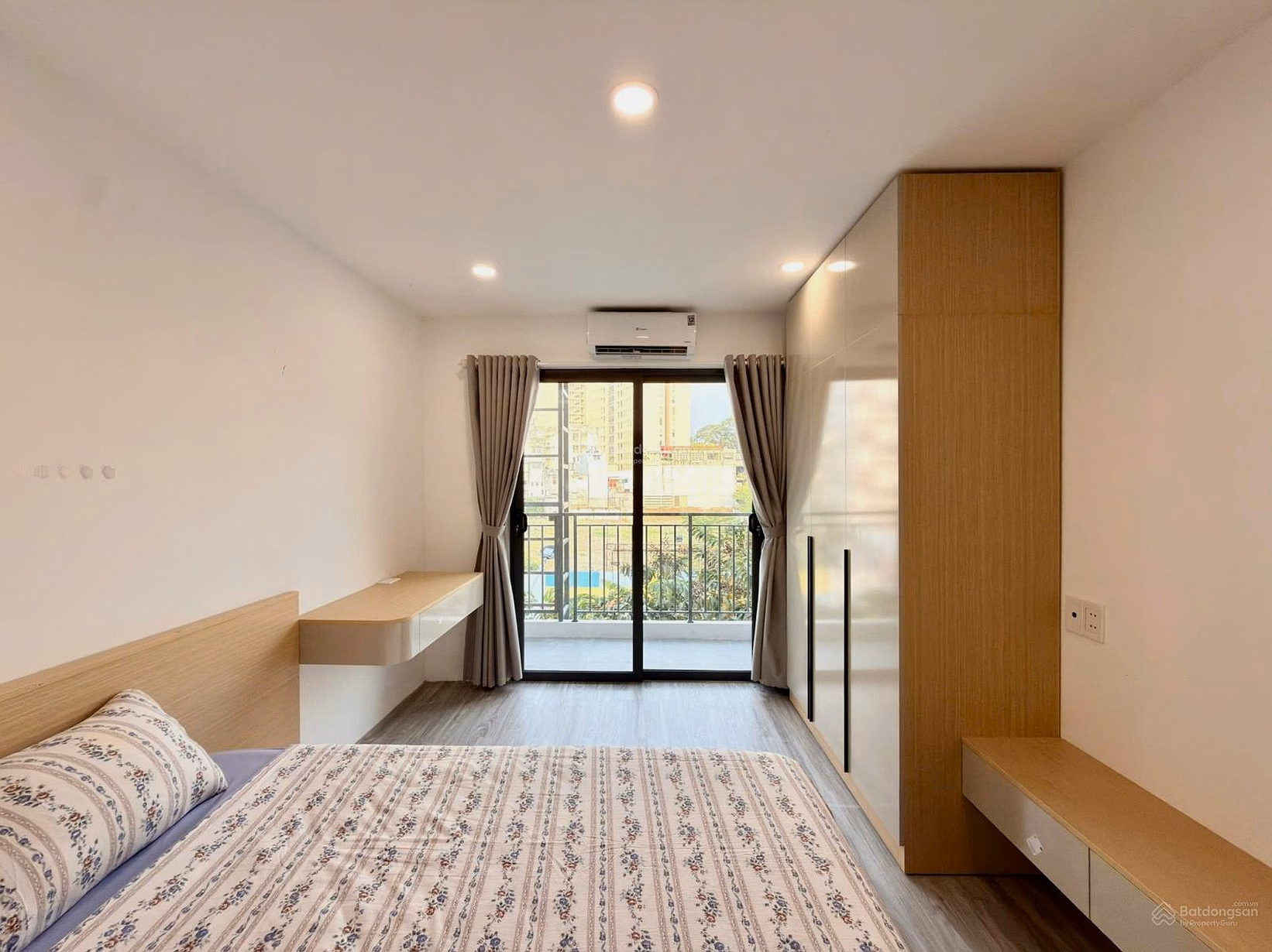 The owner needs to rent Millennium 33m² officetel 100% new, District 4, river view. Contact 0931 550 ***