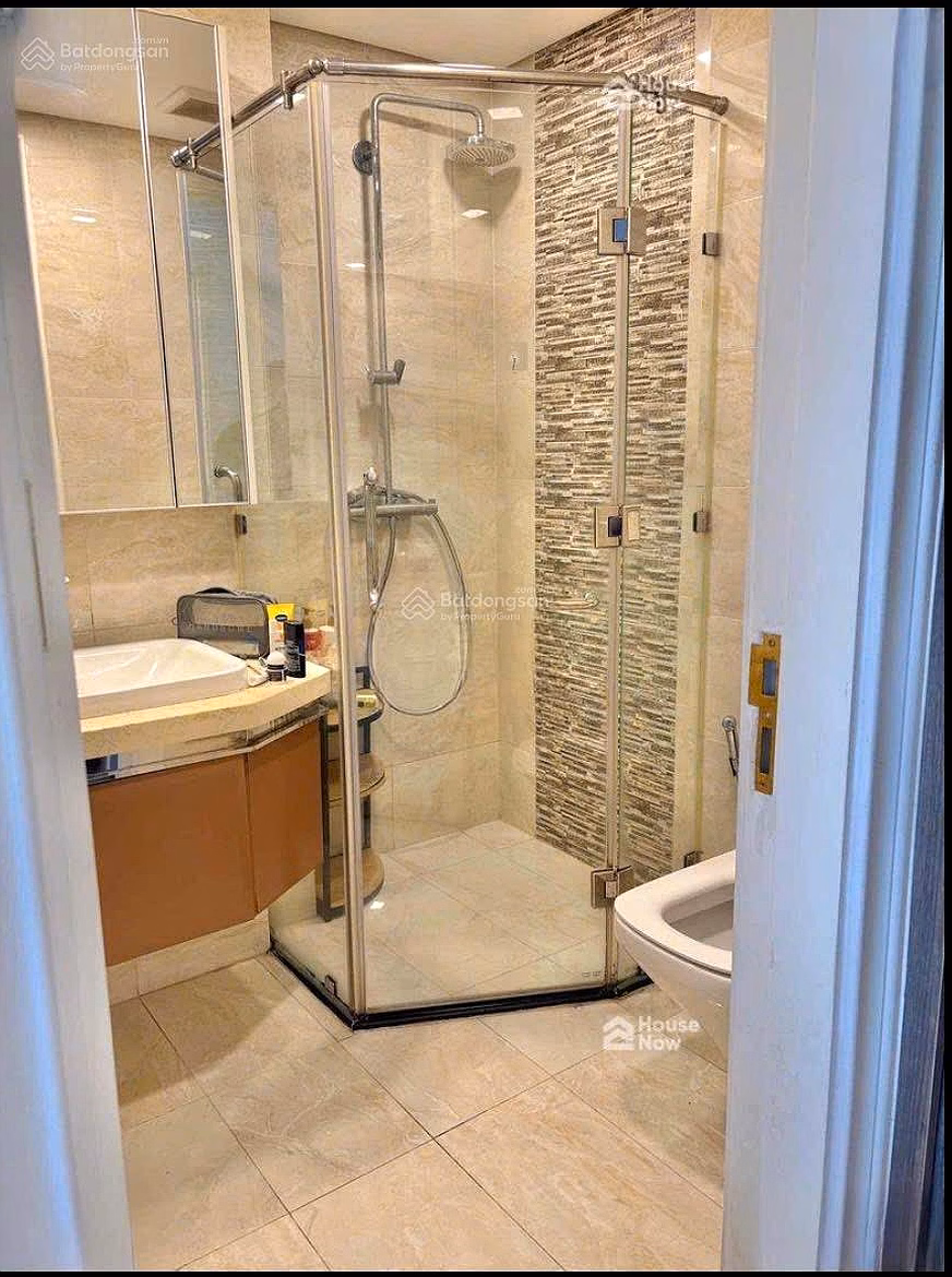 3 bedroom, 2 bathroom apartment for rent at Building A4, Vinhomes Golden River Ba Son, super bargain price for only 120 million VND