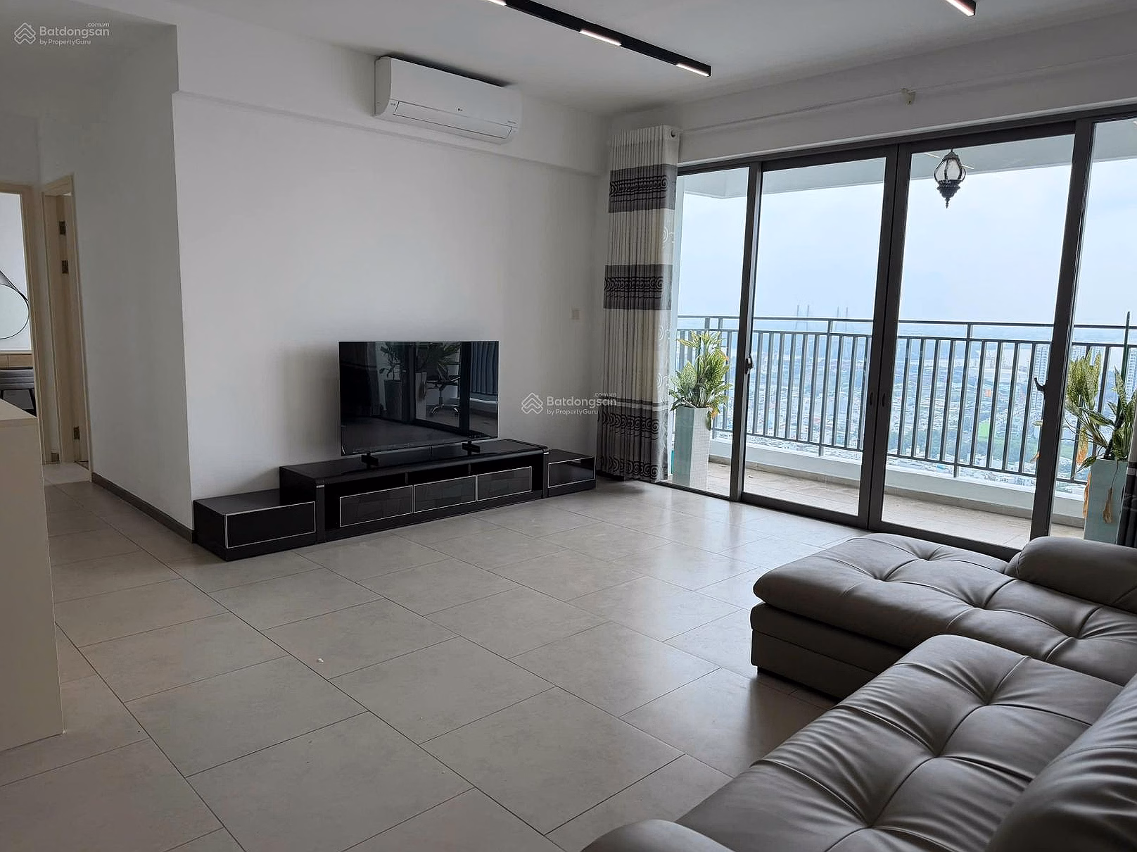 Specializing in renting CH Riviera Point 99m², 2 bedrooms full interior, cheap price 23 million/month, 0903 692 *** Em Hong