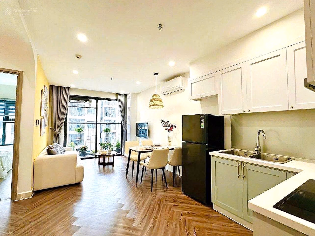 Need to sell urgently 1 bedroom apartment + super nice furniture with immediate transaction book only 2.68 billion, contact 0968 187 ***