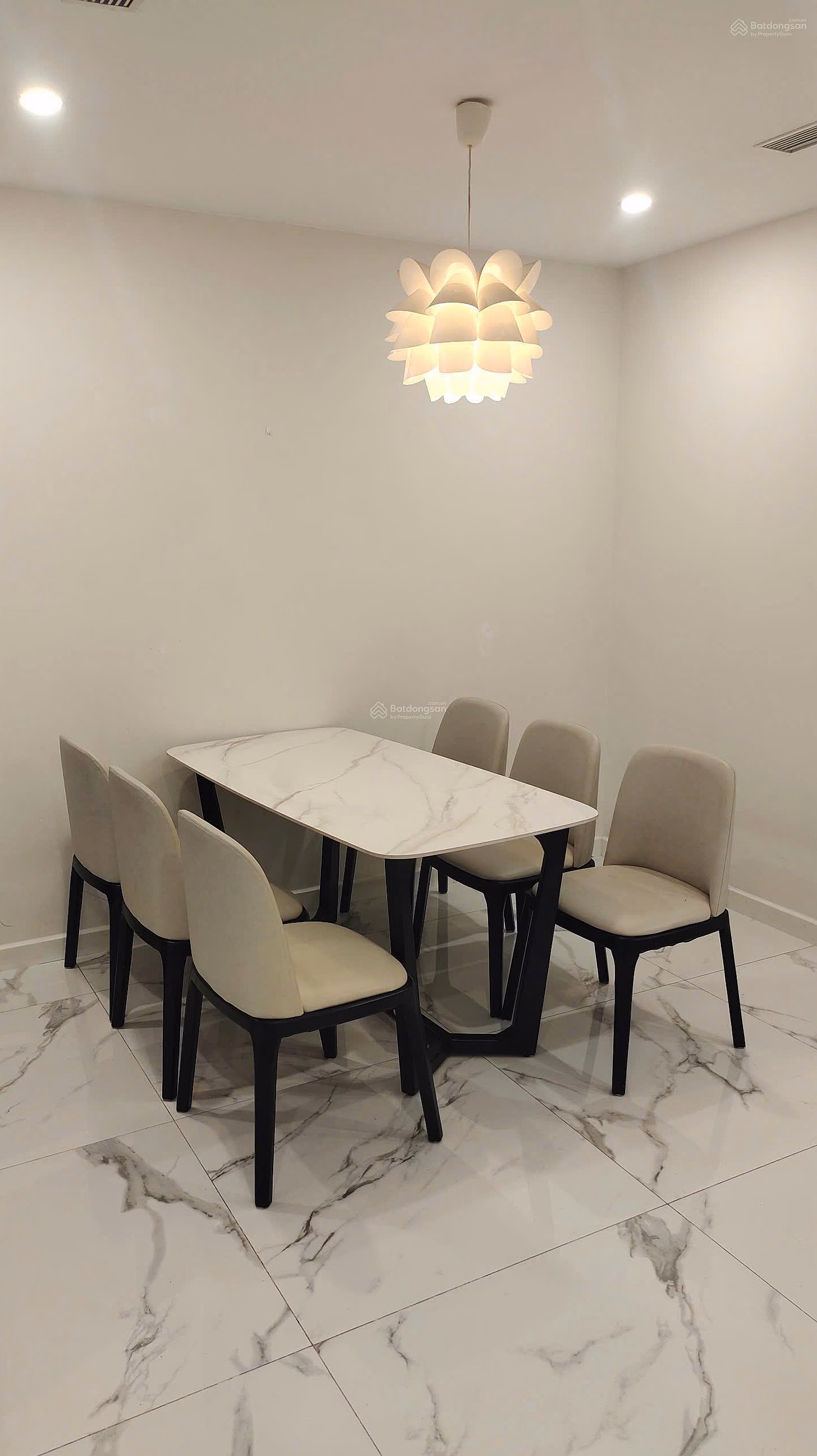 Selling Sunshine City 3-bedroom apartment, area 89m2, leaving all furniture, price 8.8 billion
