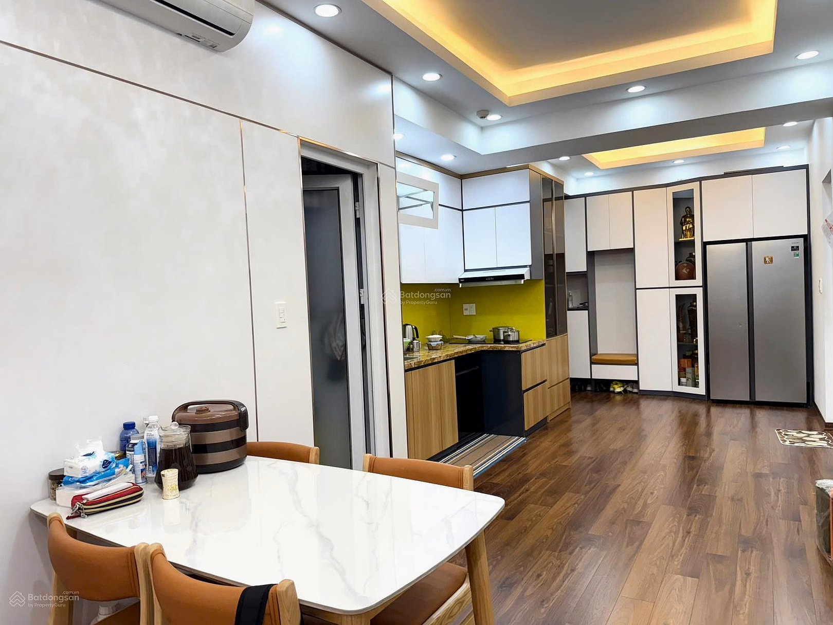 Need to sell quickly 95m² apartment, Nguyen Van Huyen National Defense Academy Project, with OTO Slot