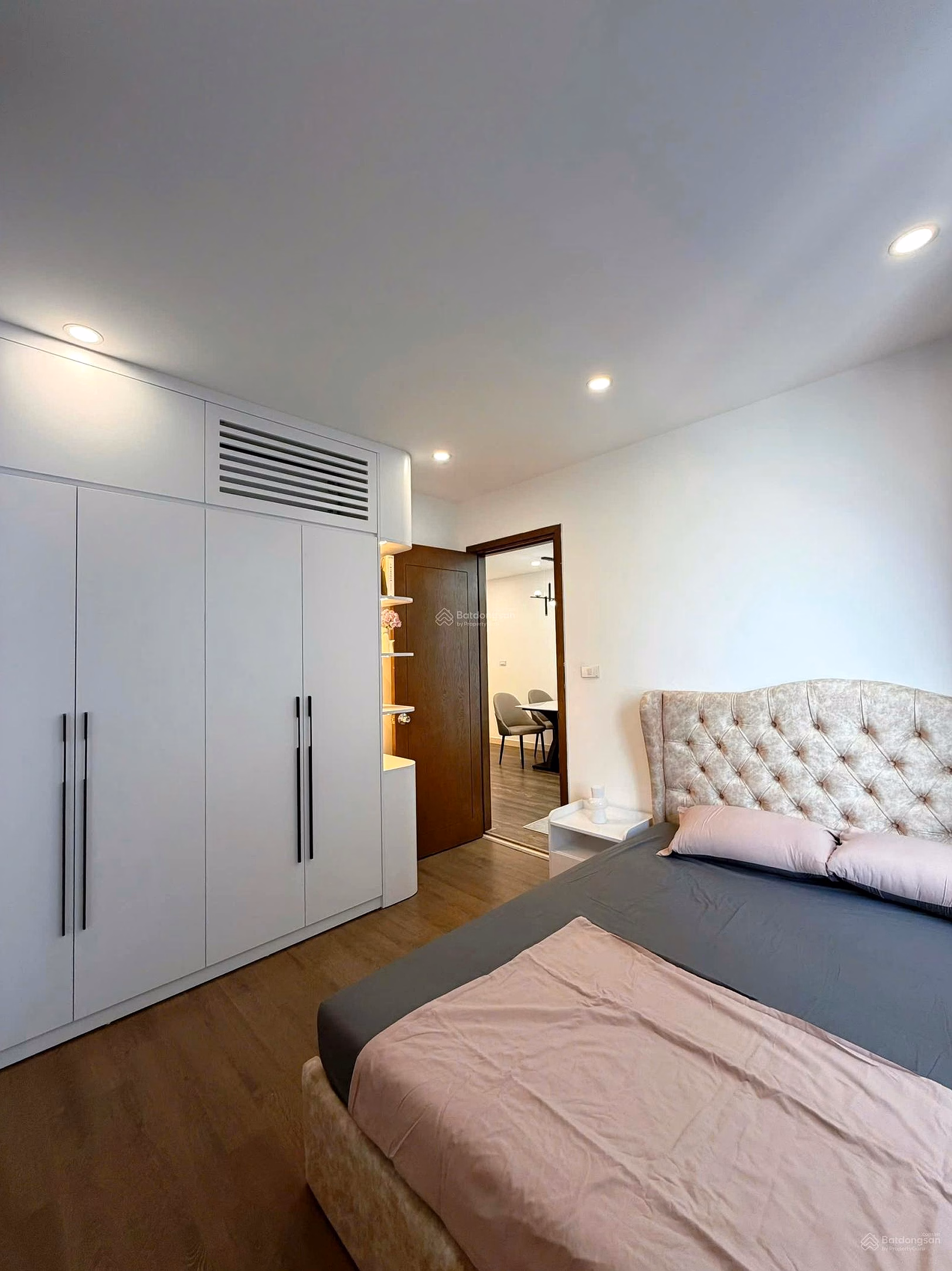 Cut loss of nearly 300 million - owner urgently sells 3 bedrooms 92m2, Star Tower 283 Khuong Trung, fully furnished for only 6,850 billion