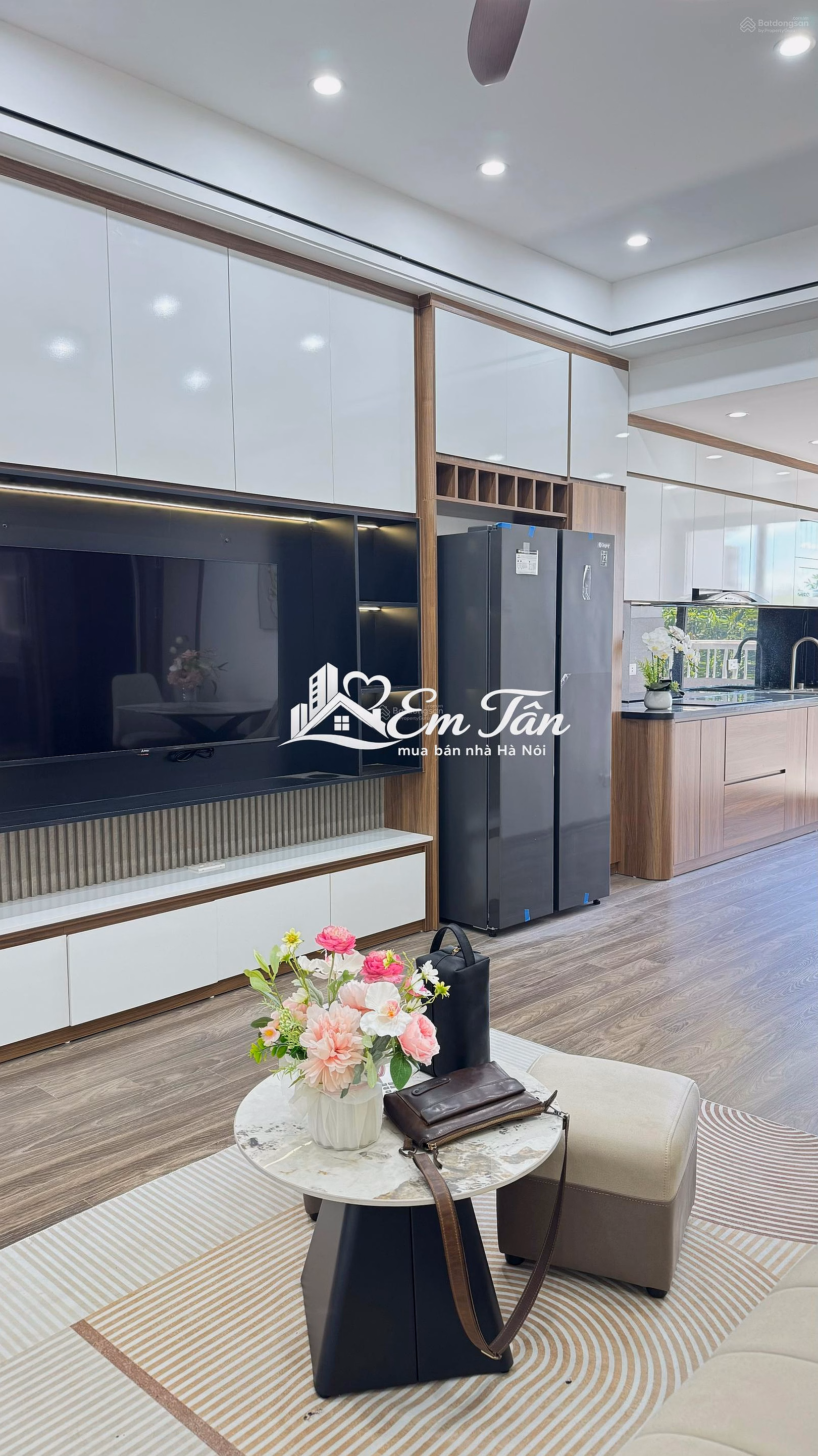 Corner apartment for sale in Bac Linh Dam, 86m2, 3 bedrooms, 2 bathrooms, full new furniture, beautiful floor, red book