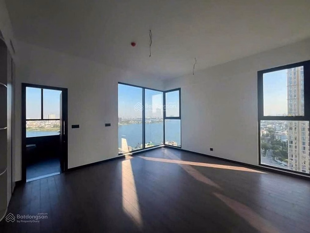 Due to job change, the owner is selling the 180m2 apartment on the 9th floor of the Celestine Westlake project with 20% occupancy