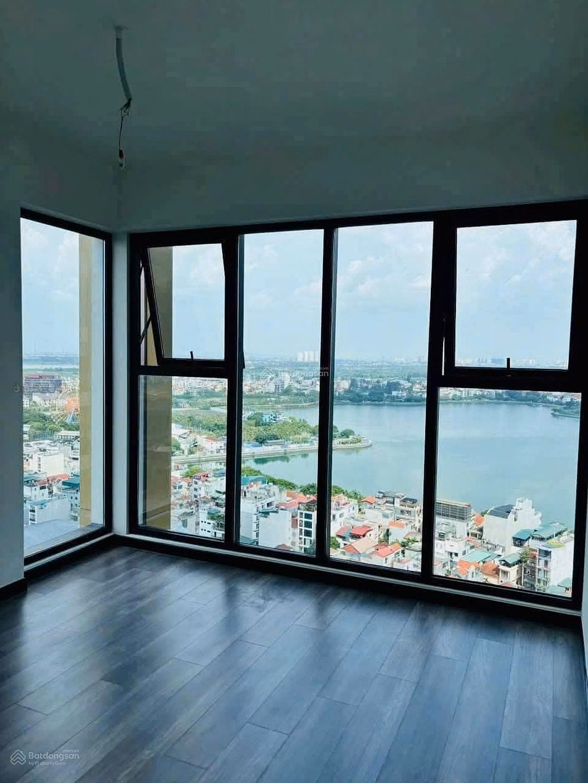 Due to job change, the owner is selling the 180m2 apartment on the 9th floor of the Celestine Westlake project with 20% occupancy