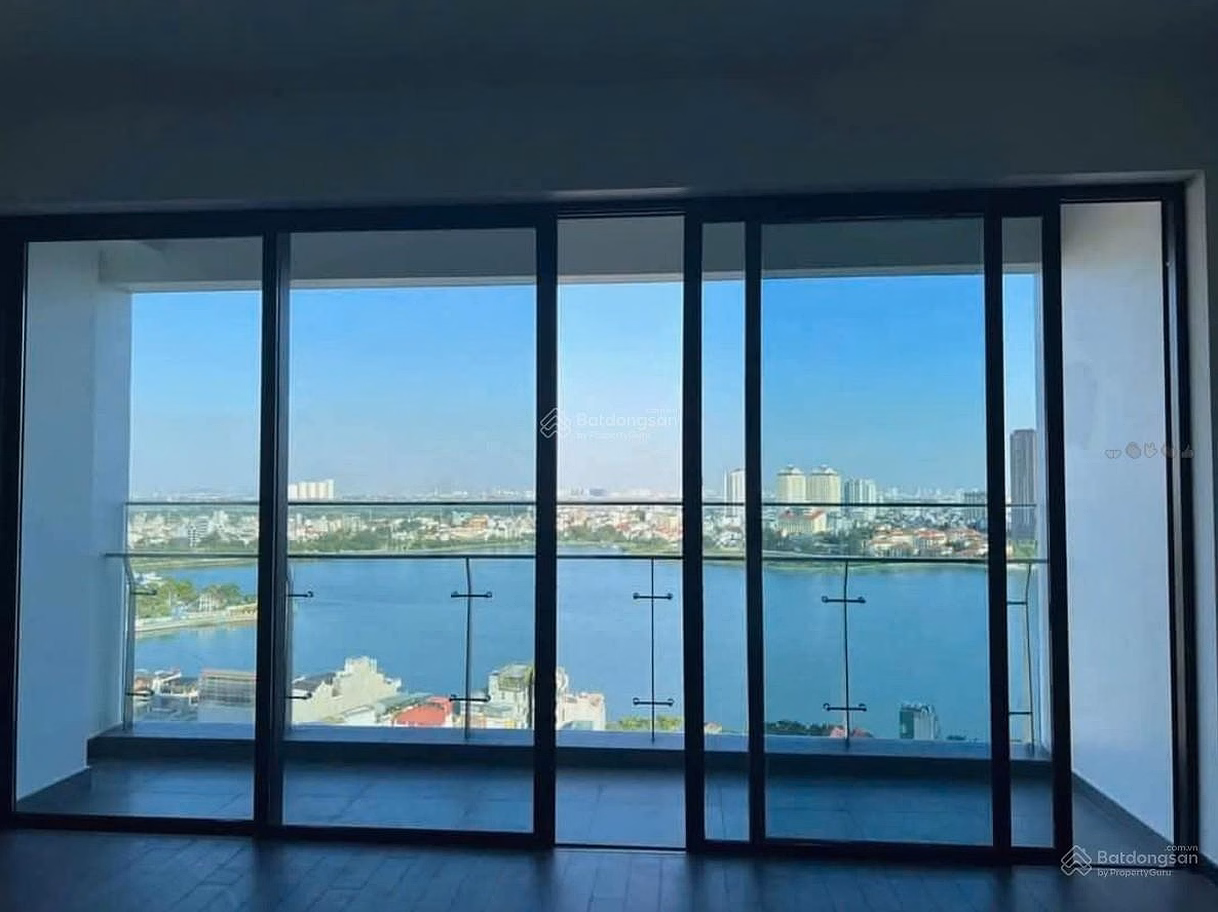 Due to job change, the owner is selling the 180m2 apartment on the 9th floor of the Celestine Westlake project with 20% occupancy