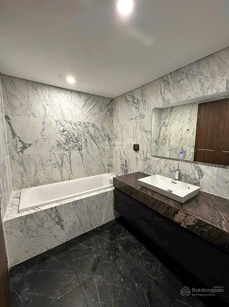 The owner sells a 3-bedroom corner apartment with a view of the Red River, Nhat Tan Sunshine Golden River bridge at a reasonable price