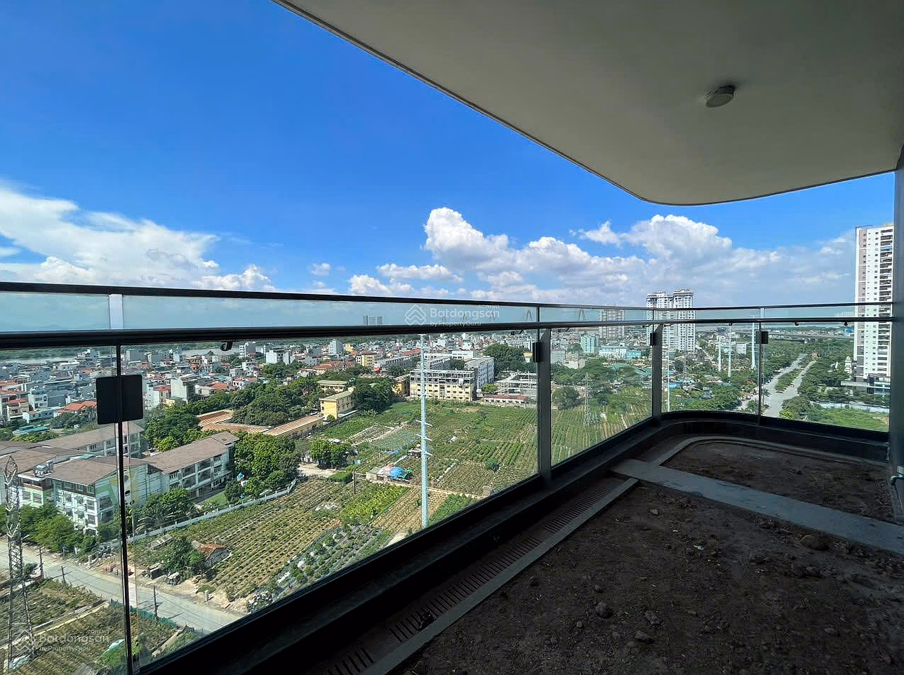 The owner is selling a high-floor corner apartment with 3 bedrooms, 161m2, view of the Red River, new house Sunshine Golden River