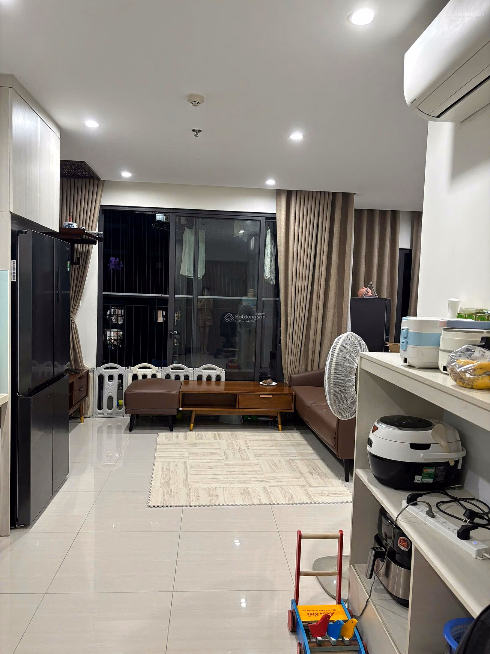 Extremely shocking, 2 bedrooms, 2 bathrooms, corner view of VinUni, middle floor at OCP, fully furnished, priced at only 3.8 billion. Contact 0911 341 ***