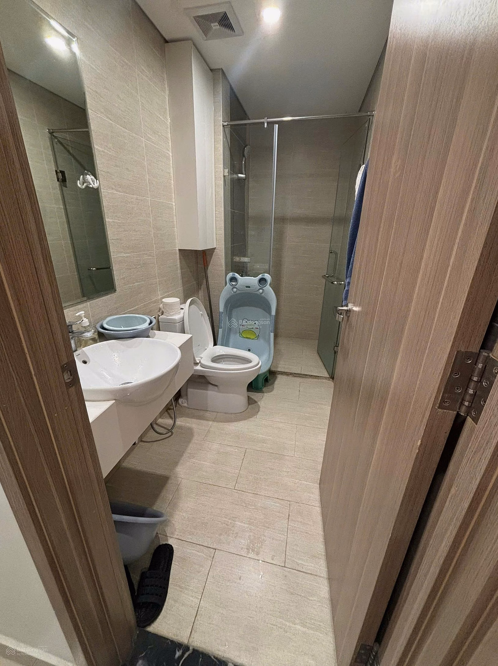 Extremely shocking, 2 bedrooms, 2 bathrooms, corner view of VinUni, middle floor at OCP, fully furnished, priced at only 3.8 billion***